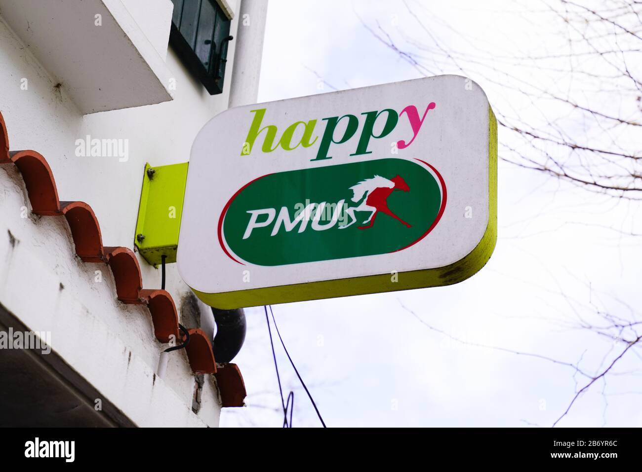 Bordeaux , Aquitaine / France - 01 09 2020 : Happy PMU logo boutique célèbre boutique française cheval course Paris sport organisation Banque D'Images