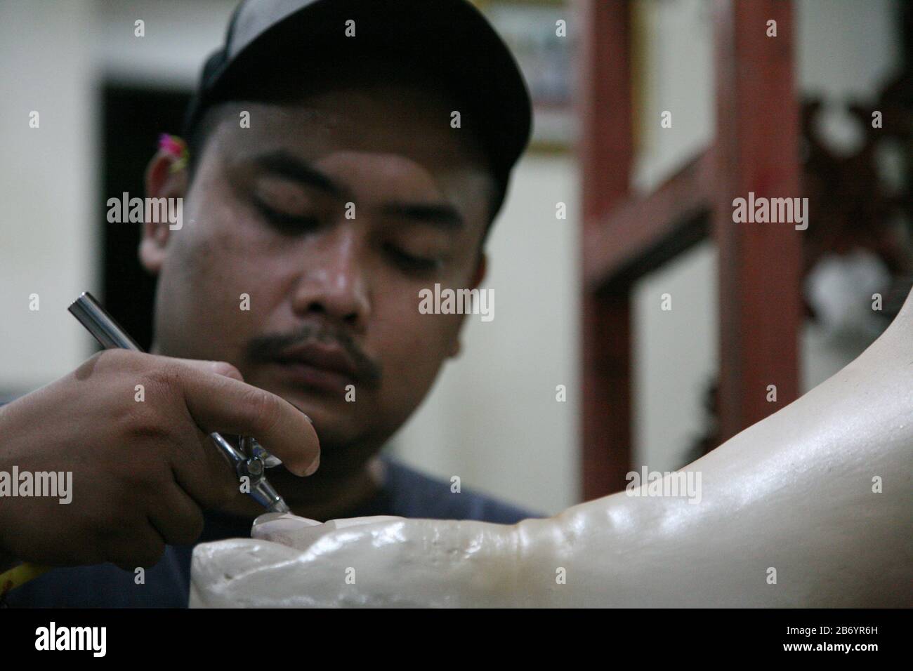 Avant la célébration du jour de Nyepi de 1942 à Saka, des jeunes hindous au temple Dharma Sidhi, Ciledug, Tangerang, terminent le processus de fabrication d'Ogoh-ogoh. Bien que la marche Ogoh-ogoh ait été temporairement annulée pour cette année. Les jeunes hindous de Pura Dharma Sidhi, Ciledug, Tangerang continuent de terminer le processus de fabrication d'ogoh-ogoh pour l'événement Upakara Tawur Kesanga qui aura lieu à Pura Eka Wira Anantha, Serang, Banten le 24 mars 2020. C'est encore fait en considérant le Banjar (Banjar, est une division des zones administratives dans la province de Bali, Indonésie qui prend CA Banque D'Images Avant la célébration du jour de Nyepi de 1942 à Saka, des jeunes hindous au temple Dharma Sidhi, Ciledug, Tangerang, terminent le processus de fabrication d'Ogoh-ogoh. Bien que la marche Ogoh-ogoh ait été temporairement annulée pour cette année. Les jeunes hindous de Pura Dharma Sidhi, Ciledug, Tangerang continuent de terminer le processus de fabrication d'ogoh-ogoh pour l'événement Upakara Tawur Kesanga qui aura lieu à Pura Eka Wira Anantha, Serang, Banten le 24 mars 2020. C'est encore fait en considérant le Banjar (Banjar, est une division des zones administratives dans la province de Bali, Indonésie qui prend CA Banque D'Images