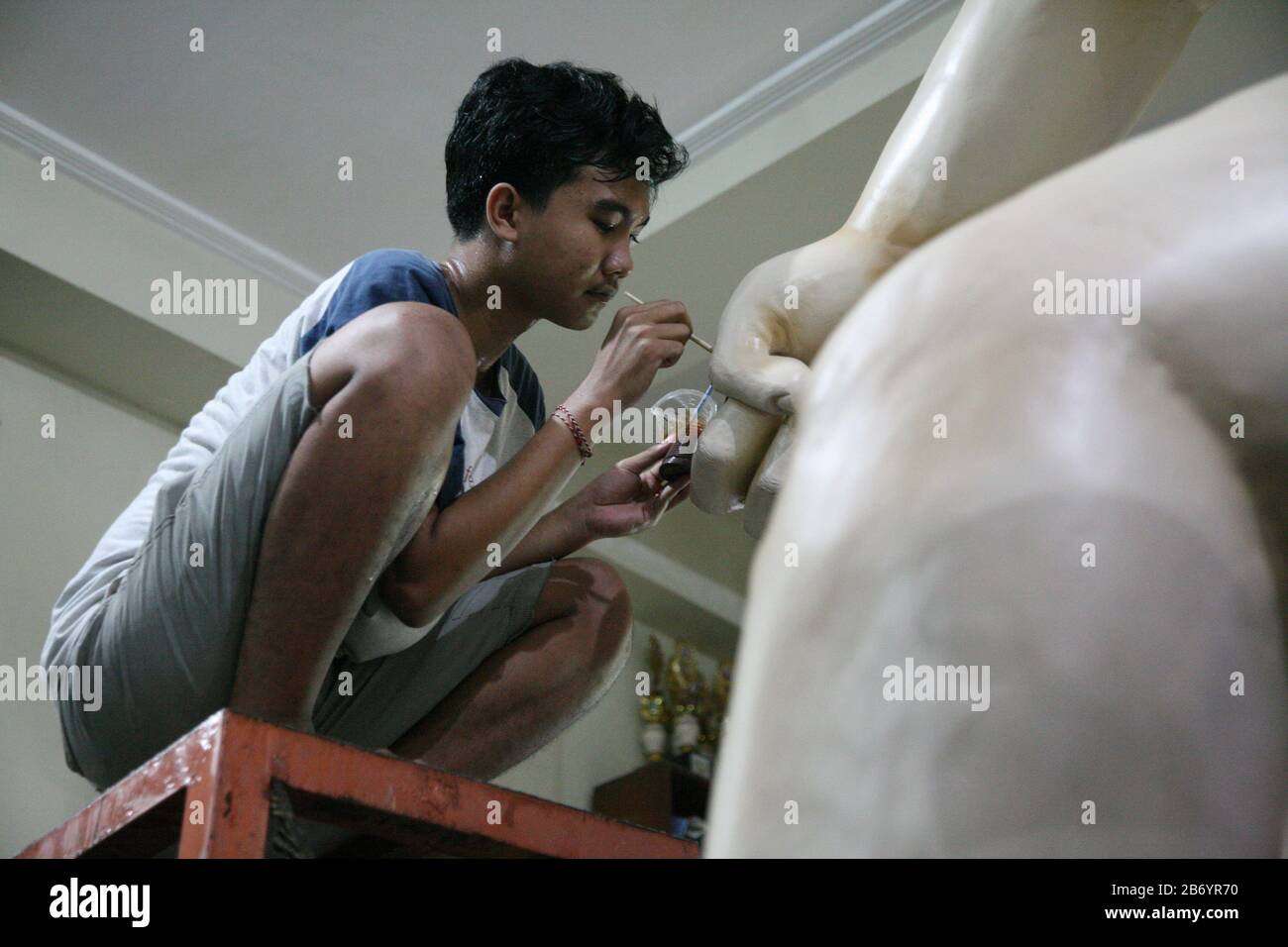 Avant la célébration du jour de Nyepi de 1942 à Saka, des jeunes hindous au temple Dharma Sidhi, Ciledug, Tangerang, terminent le processus de fabrication d'Ogoh-ogoh. Bien que la marche Ogoh-ogoh ait été temporairement annulée pour cette année. Les jeunes hindous de Pura Dharma Sidhi, Ciledug, Tangerang continuent de terminer le processus de fabrication d'ogoh-ogoh pour l'événement Upakara Tawur Kesanga qui aura lieu à Pura Eka Wira Anantha, Serang, Banten le 24 mars 2020. C'est encore fait en considérant le Banjar (Banjar, est une division des zones administratives dans la province de Bali, Indonésie qui prend CA Banque D'Images Avant la célébration du jour de Nyepi de 1942 à Saka, des jeunes hindous au temple Dharma Sidhi, Ciledug, Tangerang, terminent le processus de fabrication d'Ogoh-ogoh. Bien que la marche Ogoh-ogoh ait été temporairement annulée pour cette année. Les jeunes hindous de Pura Dharma Sidhi, Ciledug, Tangerang continuent de terminer le processus de fabrication d'ogoh-ogoh pour l'événement Upakara Tawur Kesanga qui aura lieu à Pura Eka Wira Anantha, Serang, Banten le 24 mars 2020. C'est encore fait en considérant le Banjar (Banjar, est une division des zones administratives dans la province de Bali, Indonésie qui prend CA Banque D'Images