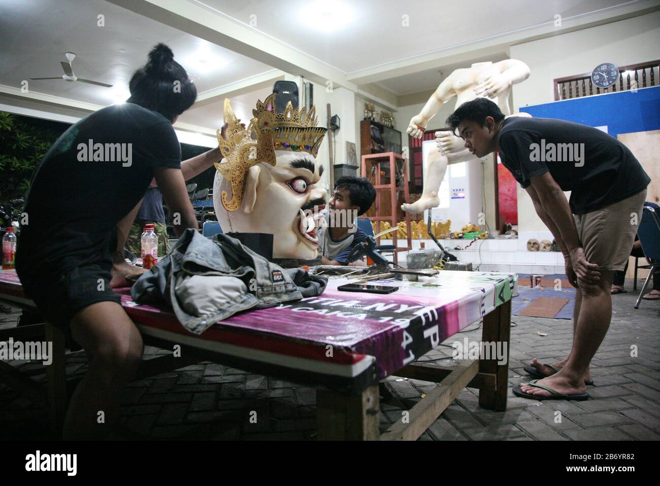 Avant la célébration du jour de Nyepi de 1942 à Saka, des jeunes hindous au temple Dharma Sidhi, Ciledug, Tangerang, terminent le processus de fabrication d'Ogoh-ogoh. Bien que la marche Ogoh-ogoh ait été temporairement annulée pour cette année. Les jeunes hindous de Pura Dharma Sidhi, Ciledug, Tangerang continuent de terminer le processus de fabrication d'ogoh-ogoh pour l'événement Upakara Tawur Kesanga qui aura lieu à Pura Eka Wira Anantha, Serang, Banten le 24 mars 2020. C'est encore fait en considérant le Banjar (Banjar, est une division des zones administratives dans la province de Bali, Indonésie qui prend CA Banque D'Images Avant la célébration du jour de Nyepi de 1942 à Saka, des jeunes hindous au temple Dharma Sidhi, Ciledug, Tangerang, terminent le processus de fabrication d'Ogoh-ogoh. Bien que la marche Ogoh-ogoh ait été temporairement annulée pour cette année. Les jeunes hindous de Pura Dharma Sidhi, Ciledug, Tangerang continuent de terminer le processus de fabrication d'ogoh-ogoh pour l'événement Upakara Tawur Kesanga qui aura lieu à Pura Eka Wira Anantha, Serang, Banten le 24 mars 2020. C'est encore fait en considérant le Banjar (Banjar, est une division des zones administratives dans la province de Bali, Indonésie qui prend CA Banque D'Images