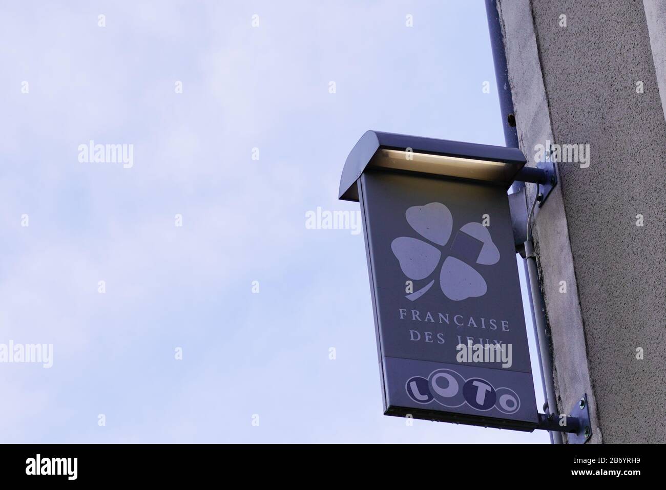 Bordeaux , Aquitaine / France - 01 15 2020 : la francaise des jeux store logo gris français lotto millions d'euros fdj Banque D'Images