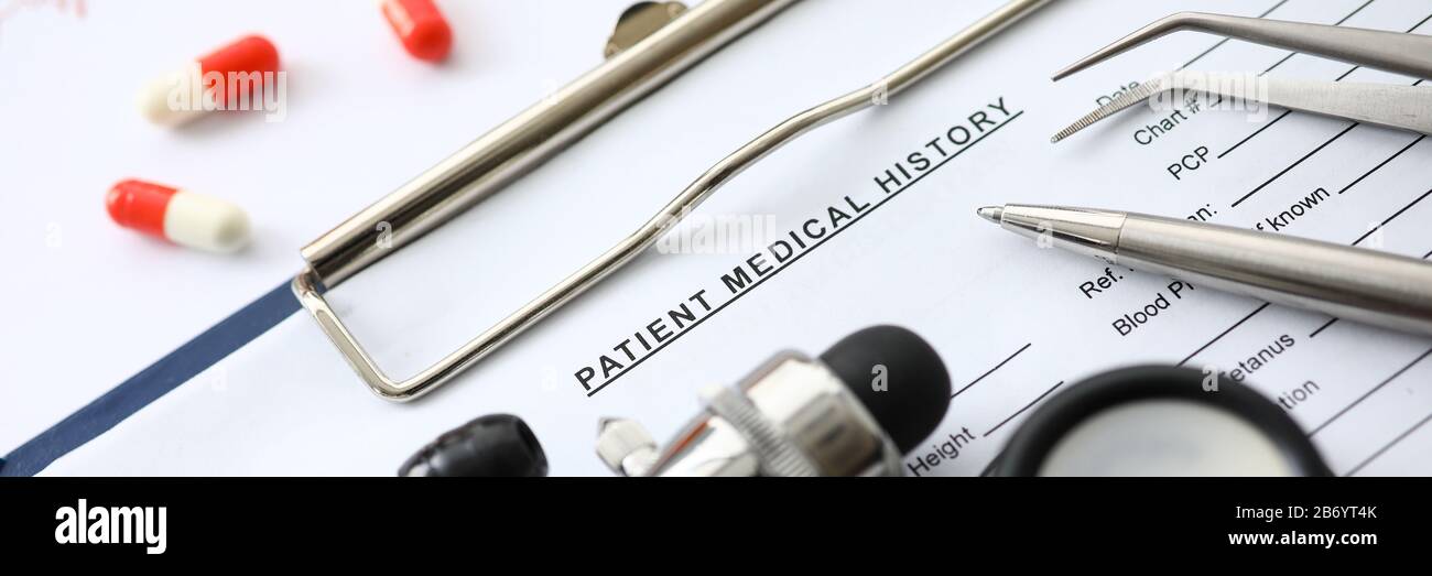 Équipement médical et pilules figurant sur la liste des antécédents du patient Banque D'Images