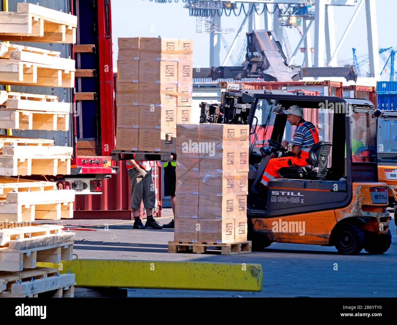 Farce d'un conteneur au terminal de conteneurs CTT Tollerort et au centre de conditionnement de conteneurs DCP dans le port de Hambourg, Allemagne. Banque D'Images
