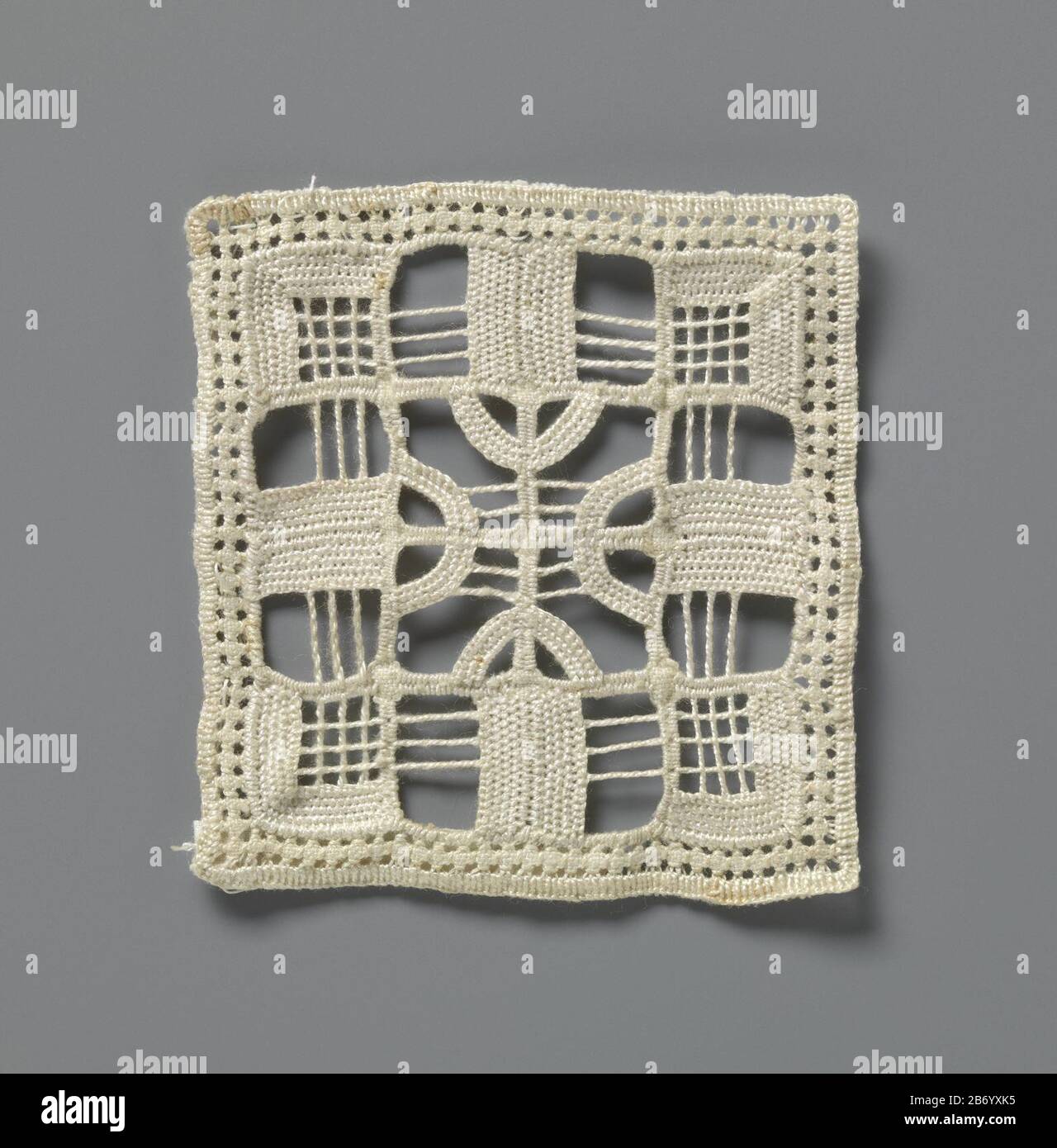 Kleedje van naaldkant met Geomedrisch motief en grieks kruis Vierkant kleedje van naturelkleurig naaldkant met Geomedrisch motief, reticella. Motief met zestien vierkanten, Banque D'Images