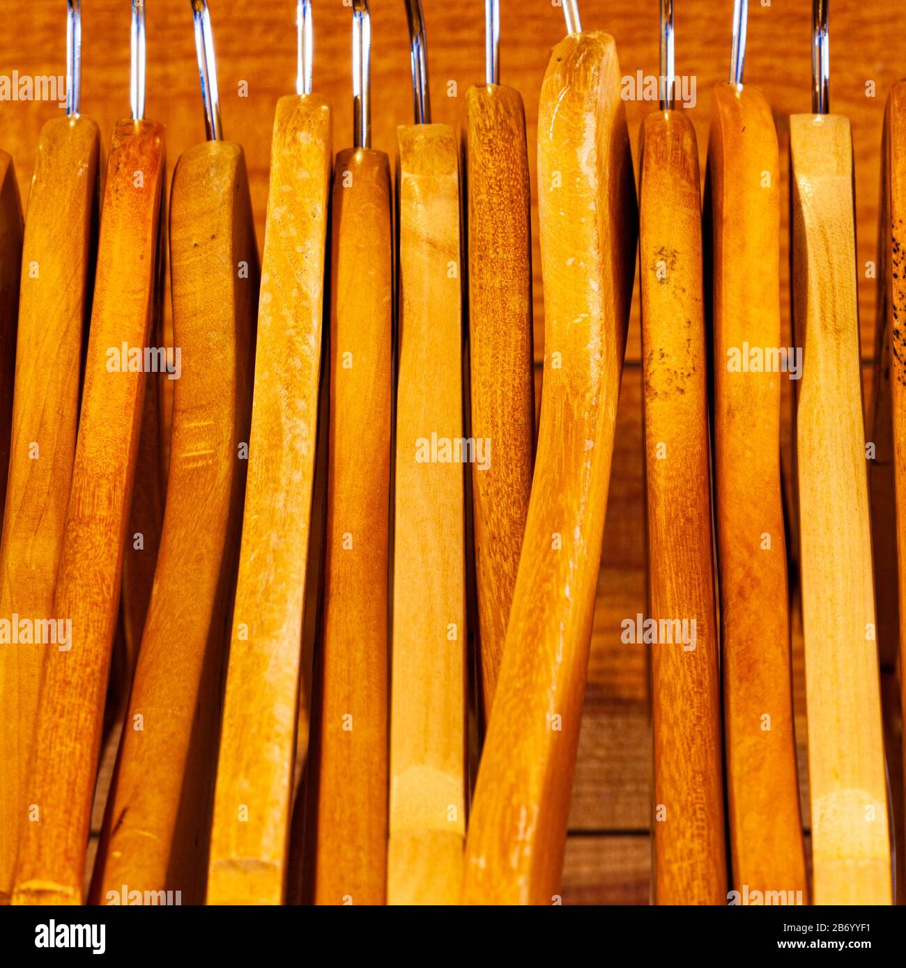Cintres en bois sur un rack Banque D'Images