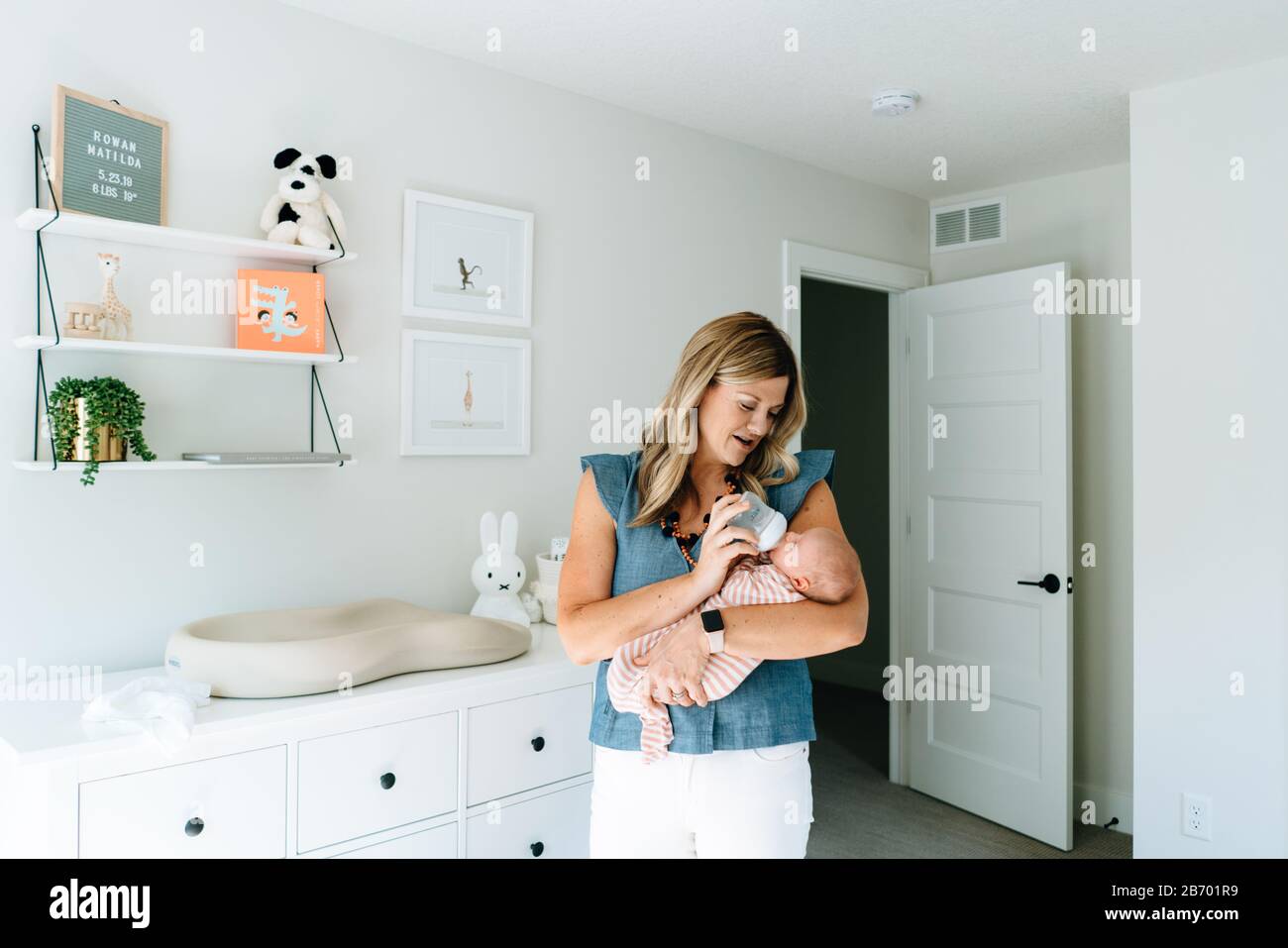 Directement sur le portrait d'une nouvelle maman qui nourrit sa petite fille Banque D'Images