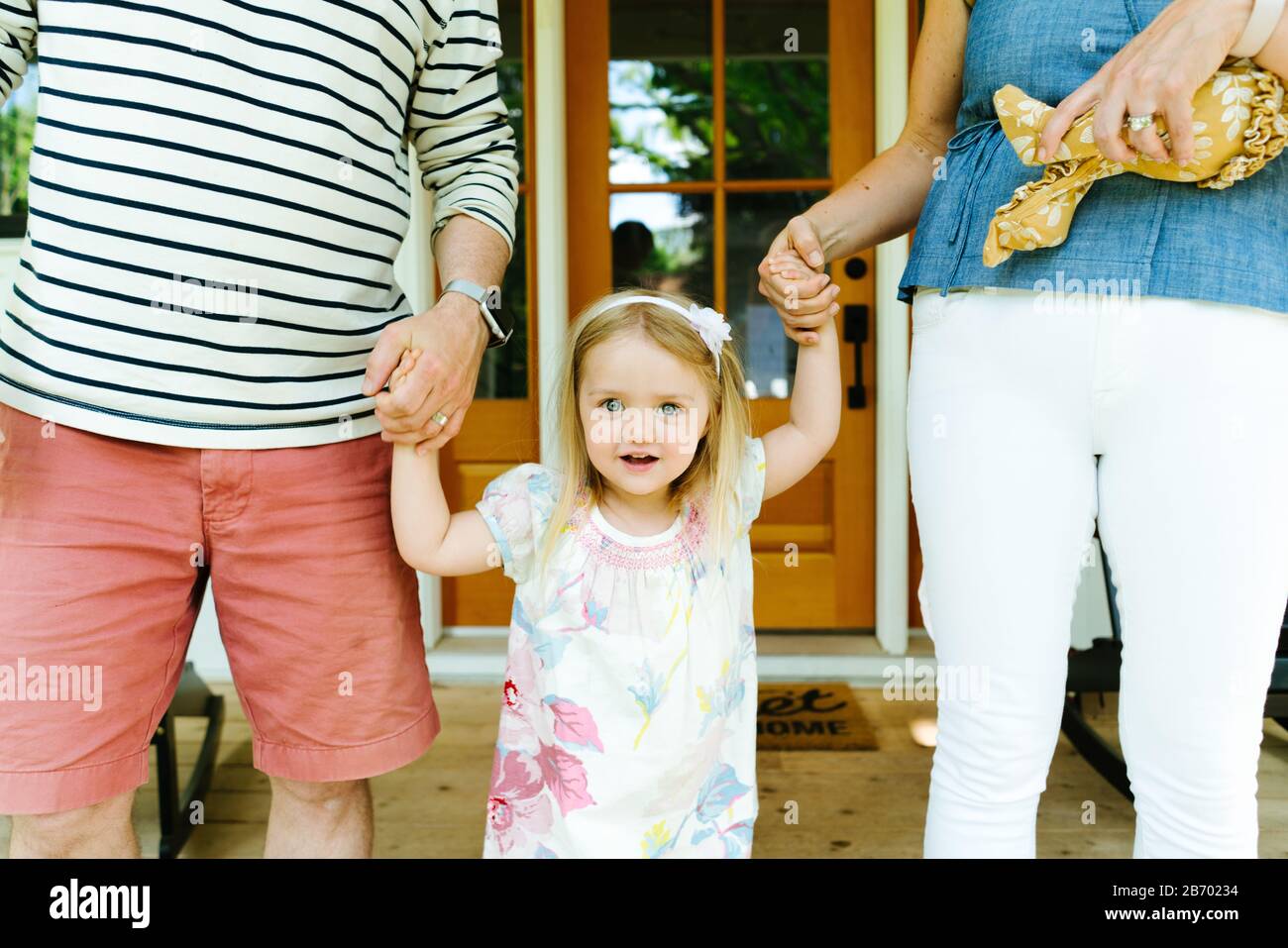 Portrait court d'une petite fille souriant à l'appareil photo Banque D'Images