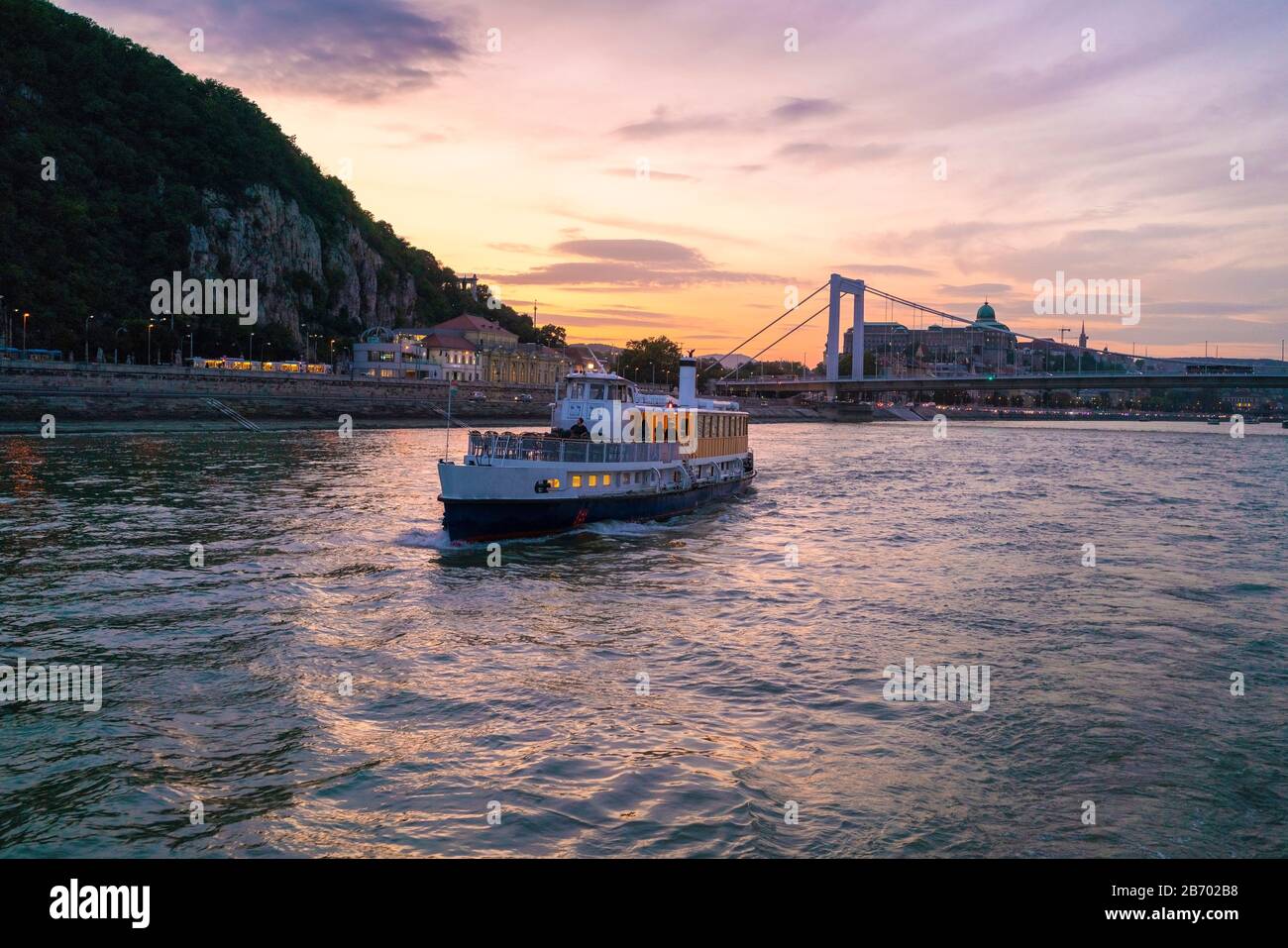 Bateau de croisière avec pont Elisabeth et colline au coucher du soleil Banque D'Images