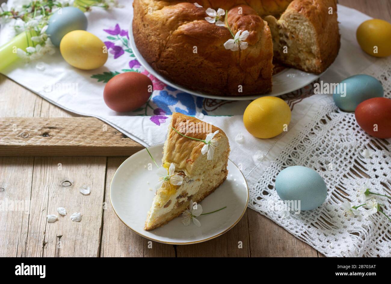 Gateau De Paques Traditionnel Moldave Et Roumain Avec Remplissage De Curd Et Decoration Sous Forme De Croix Photo Stock Alamy