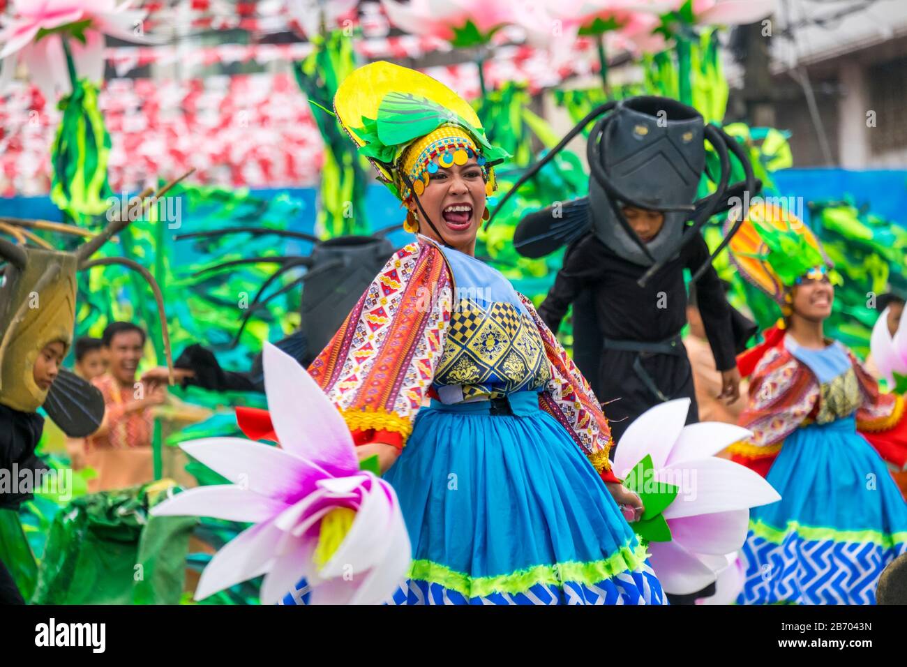 Des artistes convoqués de Tribu Pantat de Zarraga, dans la province d'Iloilo dansent pendant le festival de Dinagyang de 2015, dans la ville d'Iloilo, à Western Visayas, aux Philippines Banque D'Images
