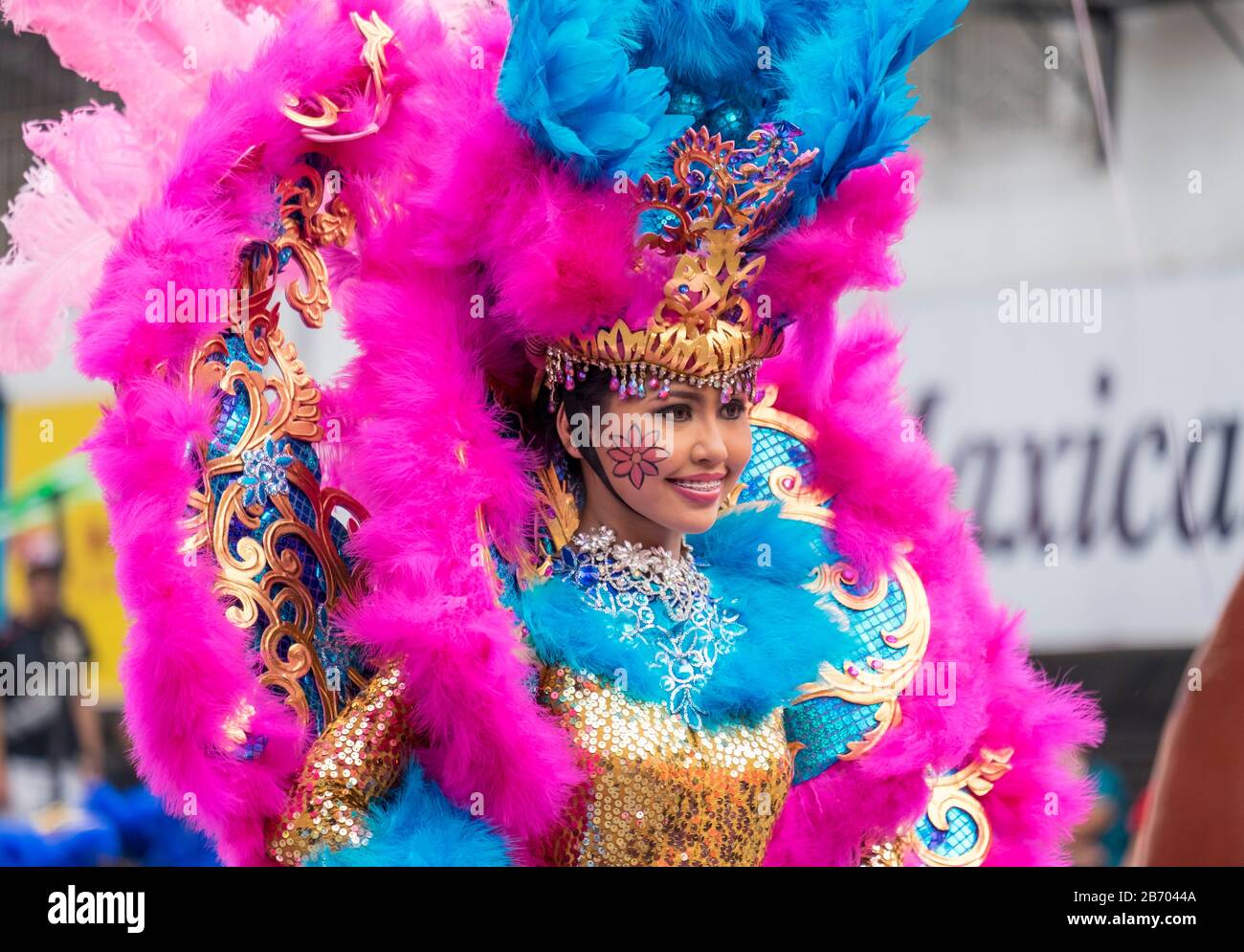 Danseuse féminine en costume au Dinagyang Festival 2015, Iloilo Ctiy, Aklan, Western Visayas, Philippines Banque D'Images