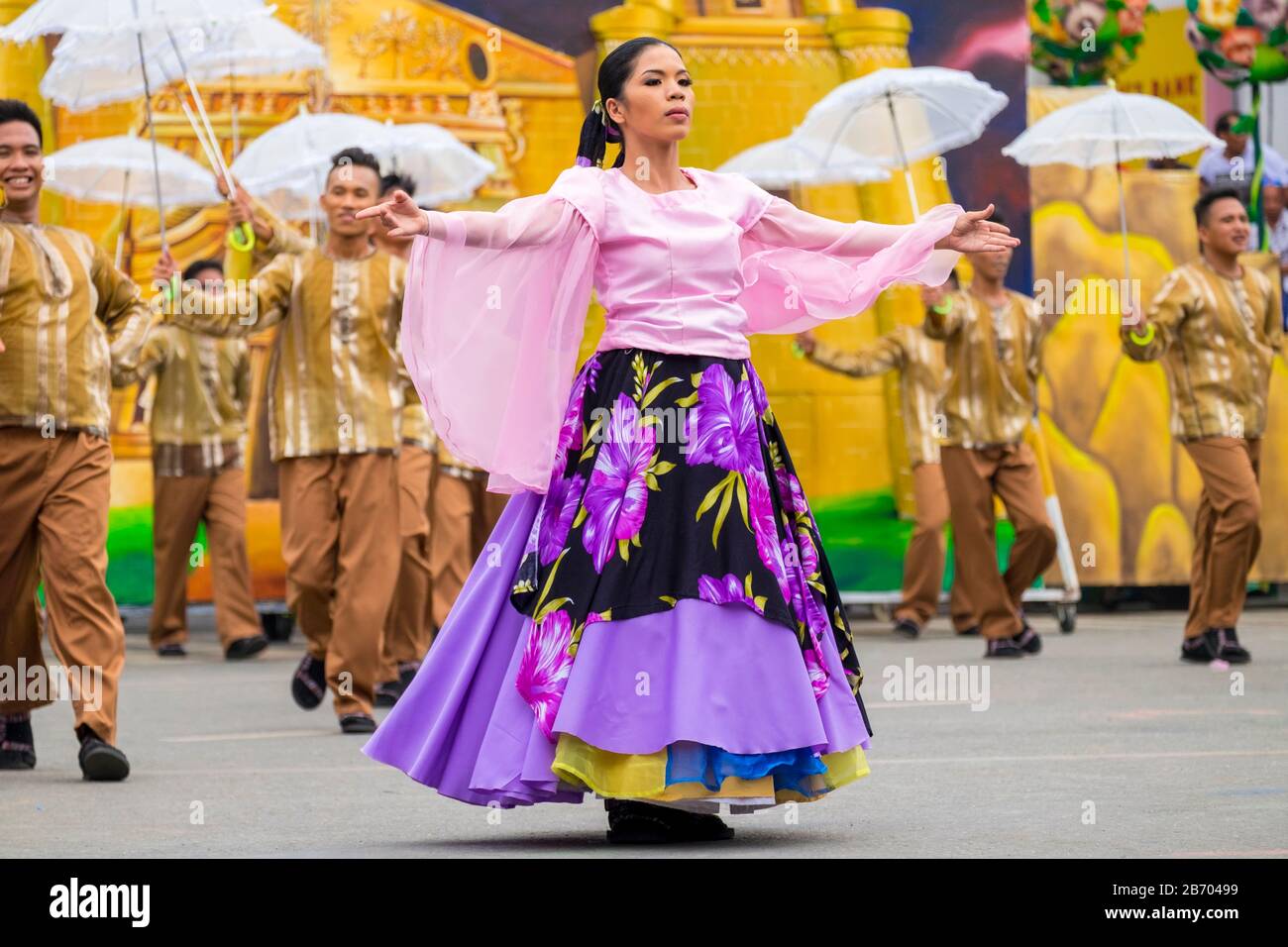 Les danseurs du Festival Salakayen de Miag-ao, dans la province d'Iloilo, se produisent au cours du festival Dinagyang de 2015, de la ville d'Iloilo, de Western Visayas, aux Philippines Banque D'Images