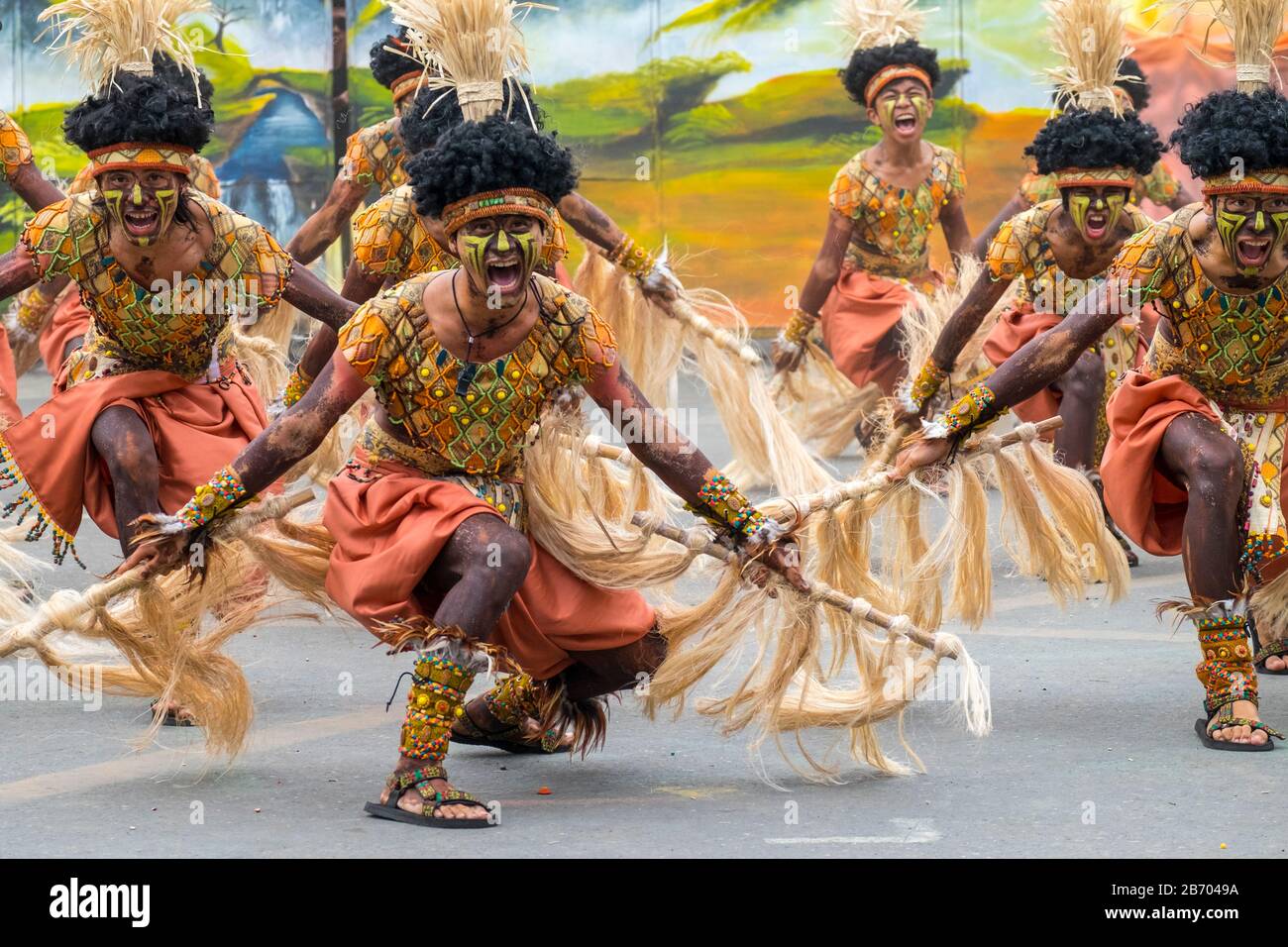 Les Danseurs De Tribu Ilonganon De La National High School Du Mémorial De Jalandoni Participent Au Festival Dinagyang 2015, À La Ville D'Iloilo, À Western Visayas, À Phil Banque D'Images