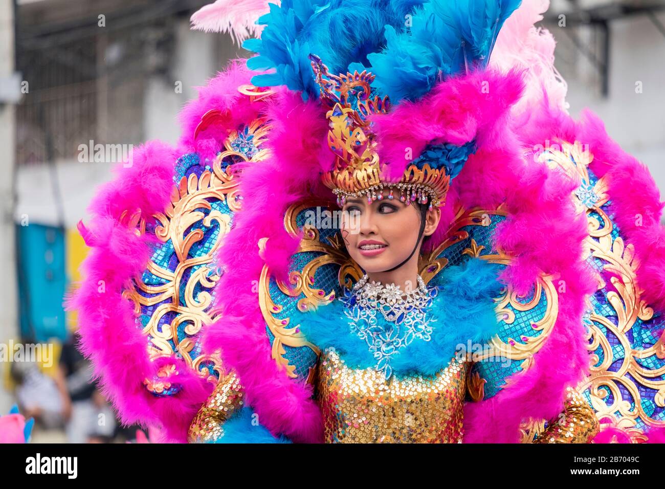 Danseuse féminine en costume au Dinagyang Festival 2015, Iloilo Ctiy, Aklan, Western Visayas, Philippines Banque D'Images