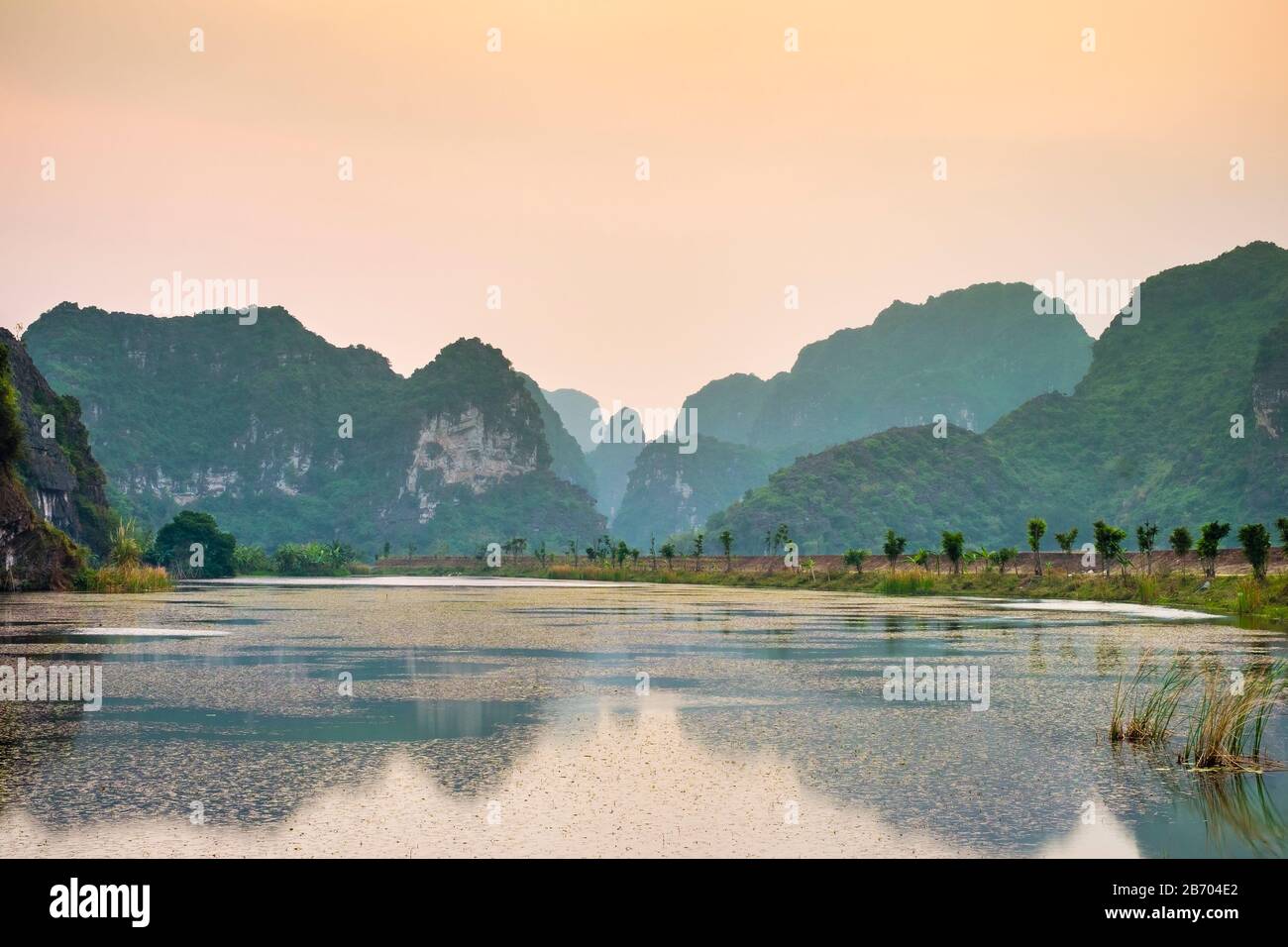 Karst paysage de montagne au coucher du soleil, Ninh Xuan, Hoa lu District, Ninh Binh Province, Vietnam Banque D'Images