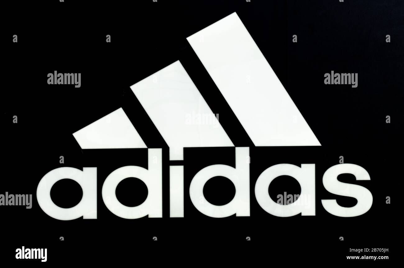 Francfort, Allemagne, 03/01/2020: Logo D'Adidas. Adidas AG est une société multinationale fondée et dont le siège social se trouve à Herzogenaurach, en Allemagne. Banque D'Images