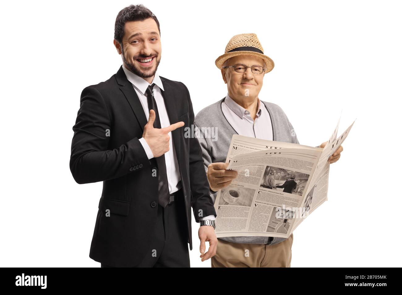 Jeune homme en costume riant et pointant vers un homme plus âgé avec un journal isolé sur fond blanc Banque D'Images