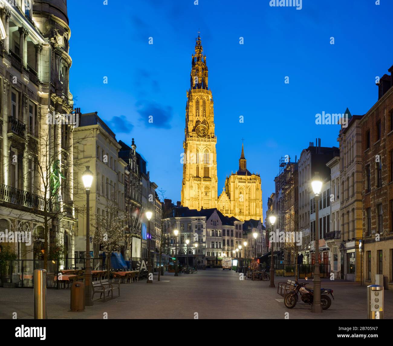 Belgique, Flandre, Anvers (Antwerpen). Onze-Lieve-Vrouwekathedraal (cathédrale Notre-Dame et bâtiments sur Suikerrui à l'aube. Banque D'Images