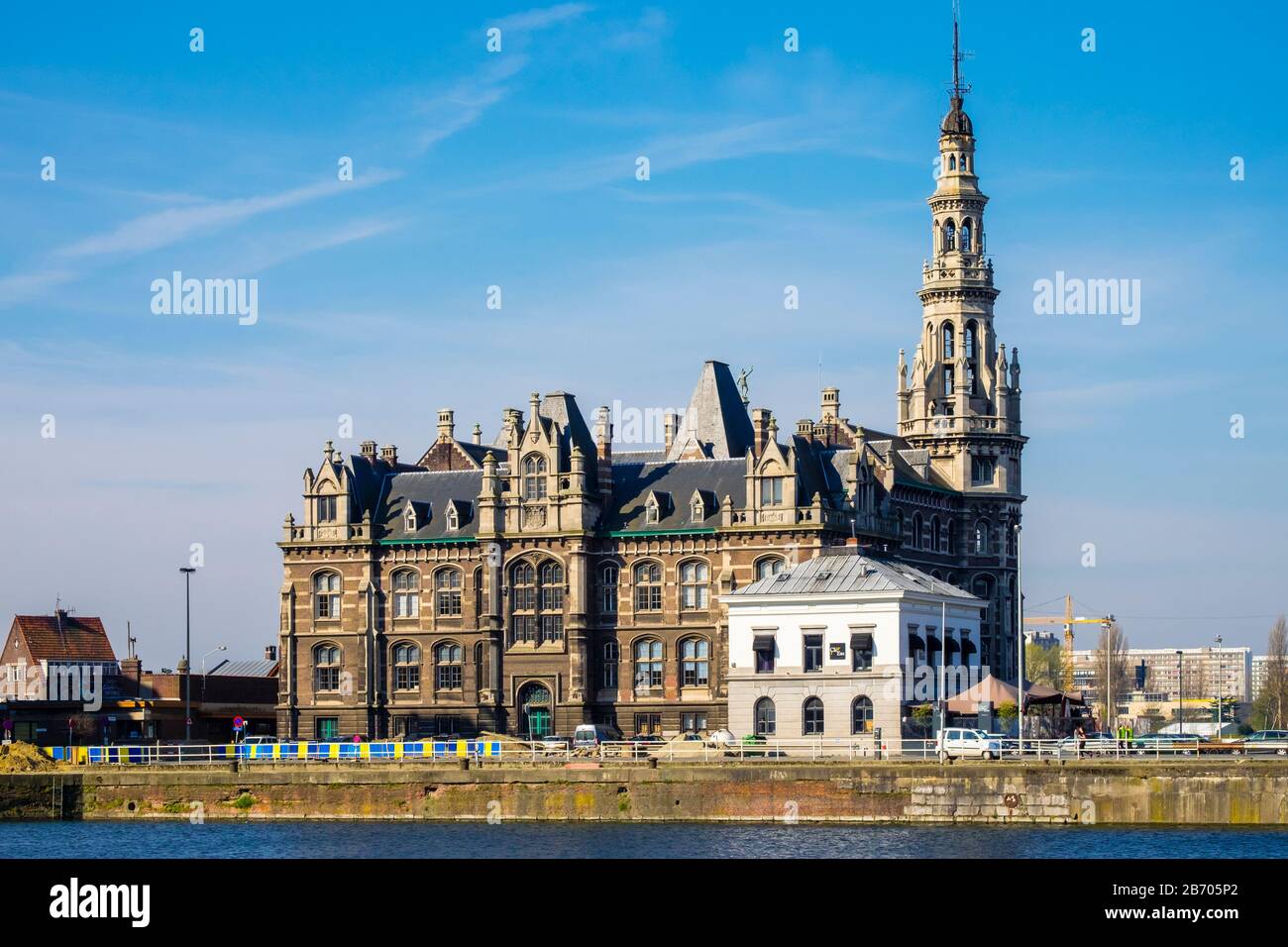 Loodsgebouw, immeuble de pilotage sur l'Escaut dans le quartier d'Eilandje, Anvers, Flandre, Belgique Banque D'Images