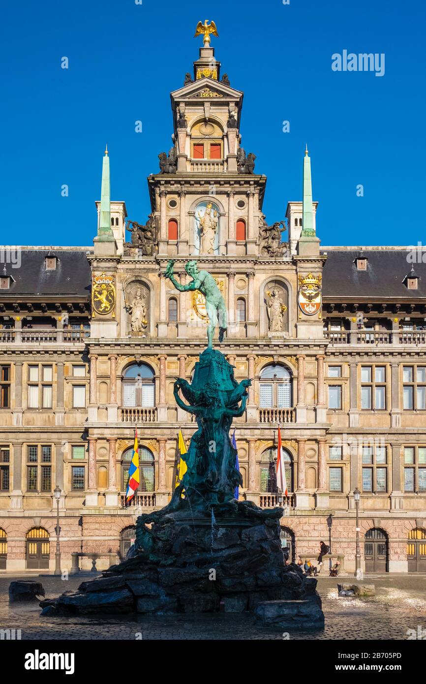 Stadhuis Hôtel de ville et statue de Silvius Brabo sur la place Grote Markt, Anvers, Flandre, Belgique Banque D'Images
