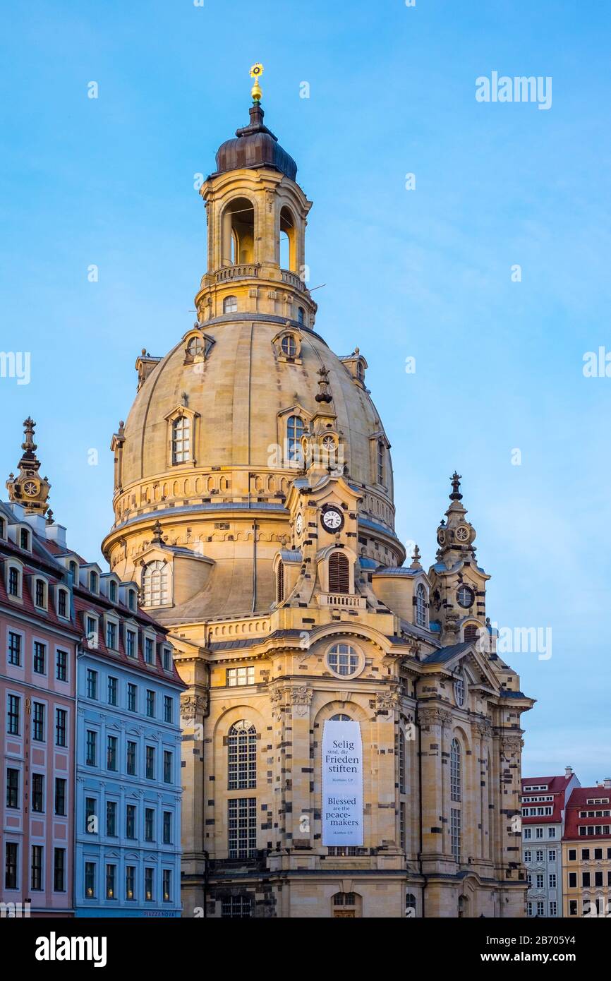 Allemagne, Saxe, Dresde, Altstadt (Vieille Ville). Dresdner Frauenkirche (Église Notre-Dame) et bâtiments du Neumark. Banque D'Images