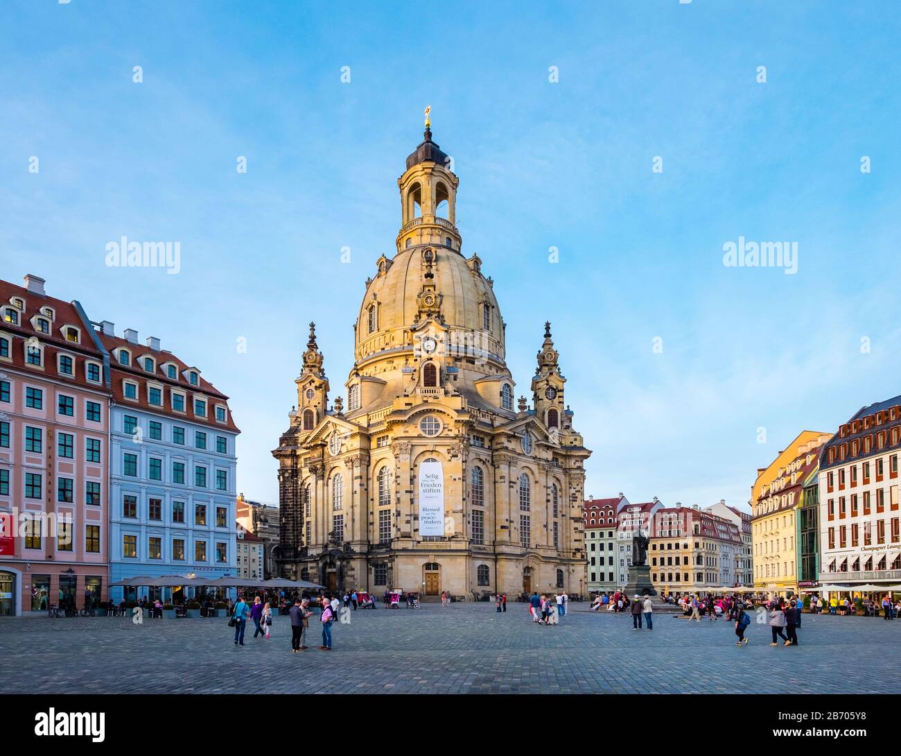 Allemagne, Saxe, Dresde, l'Altstadt (vieille ville). La Dresdner Frauenkirche (église Notre Dame) et de bâtiments sur le Neumarkt. Banque D'Images