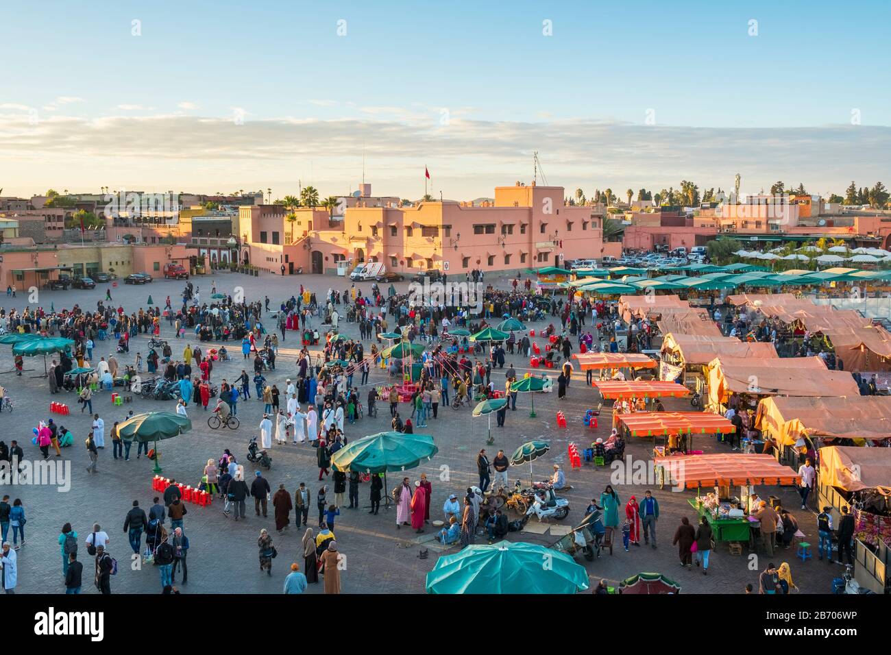 Maroc, Marrakech-Safi (Marrakech-Tensift-El Haouz), Marrakech. Étals de restauration sur la place Jamaa El-Fna. Banque D'Images