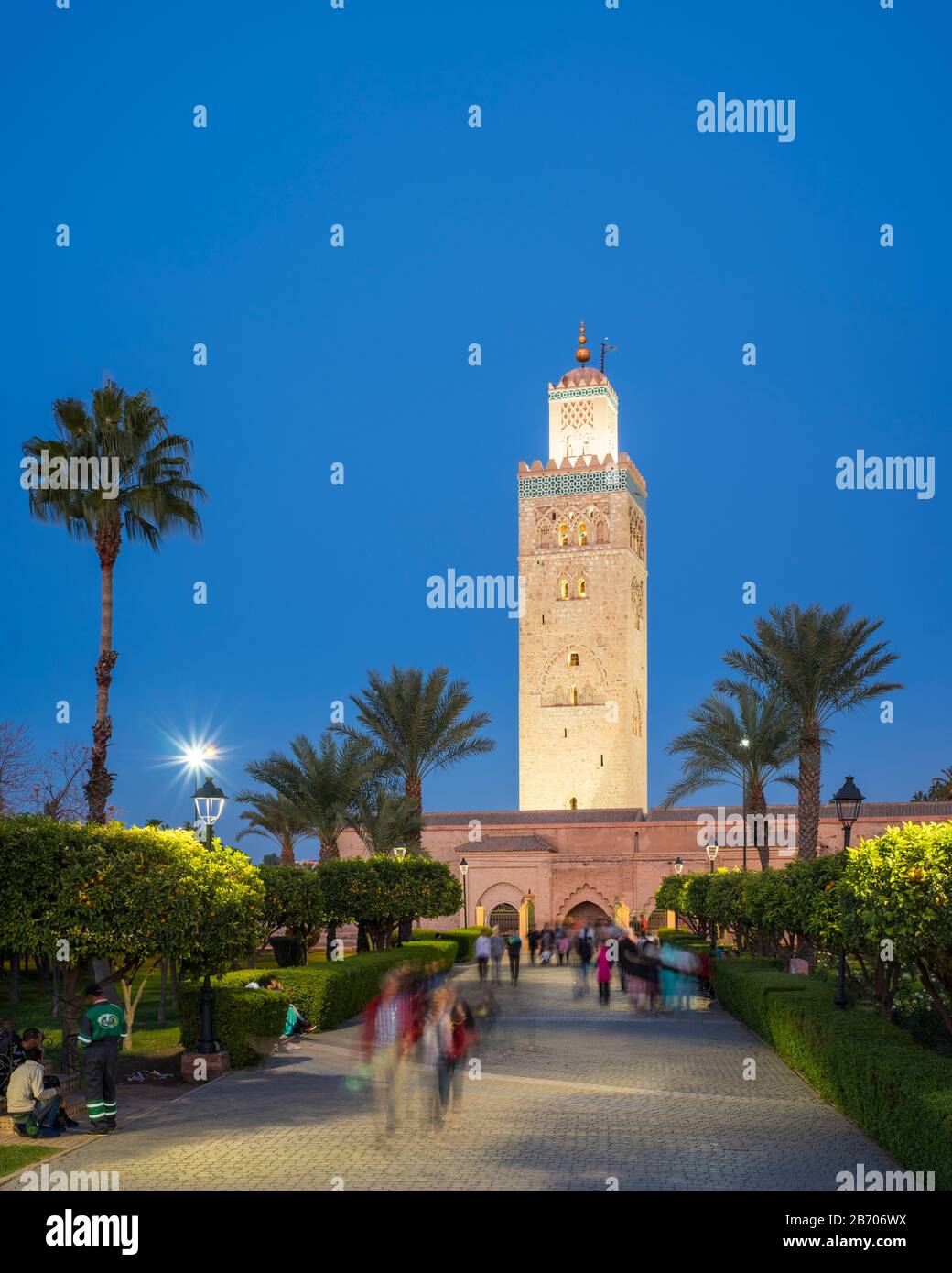 Maroc, Marrakech-Safi (Marrakech-Tensift-El Haouz), Marrakech. Mosquée Koutoubia du XIIe siècle et parc Lalla Hasna au crépuscule. Banque D'Images