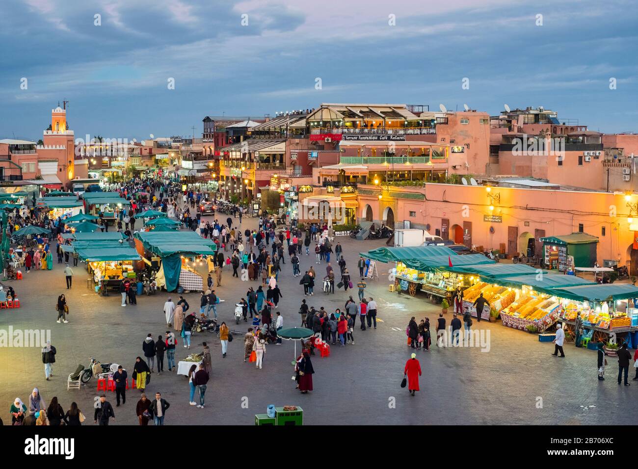 Maroc, Marrakech-Safi (Marrakech-Tensift-El Haouz), Marrakech. Place Jamaa El-Fna au crépuscule. Banque D'Images