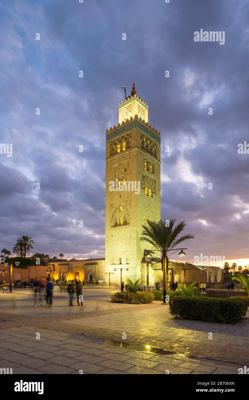 Maroc, Marrakech-Safi (Marrakech-Tensift-El Haouz), Marrakech. Mosquée Koutoubia du XIIe siècle au crépuscule. Banque D'Images