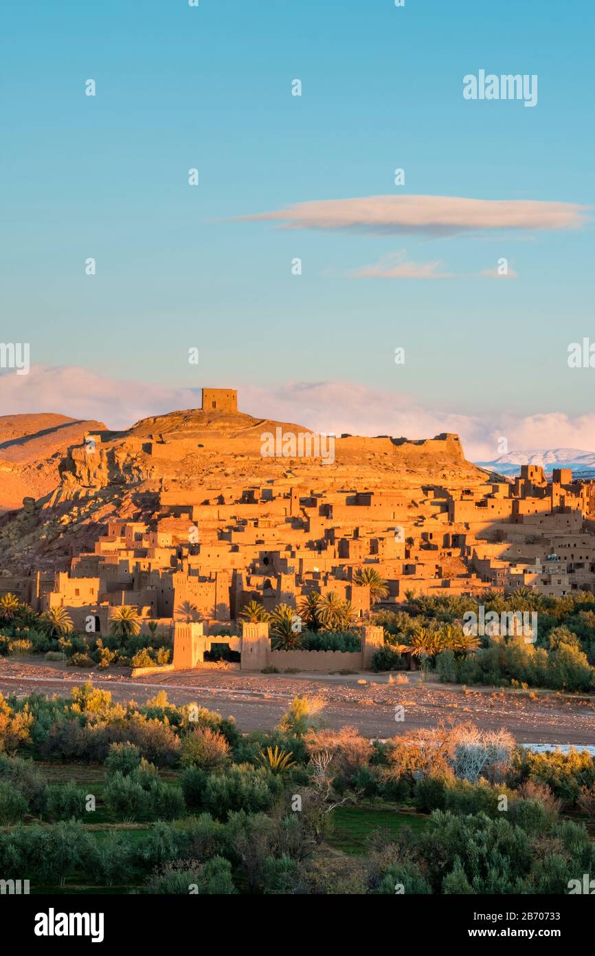 Le Maroc, Sous-Massa (Sous-Massa-Draa), Province de Ouarzazate. Ksar d'Ait Ben Haddou (Ait Benhaddou) au lever du soleil. Banque D'Images