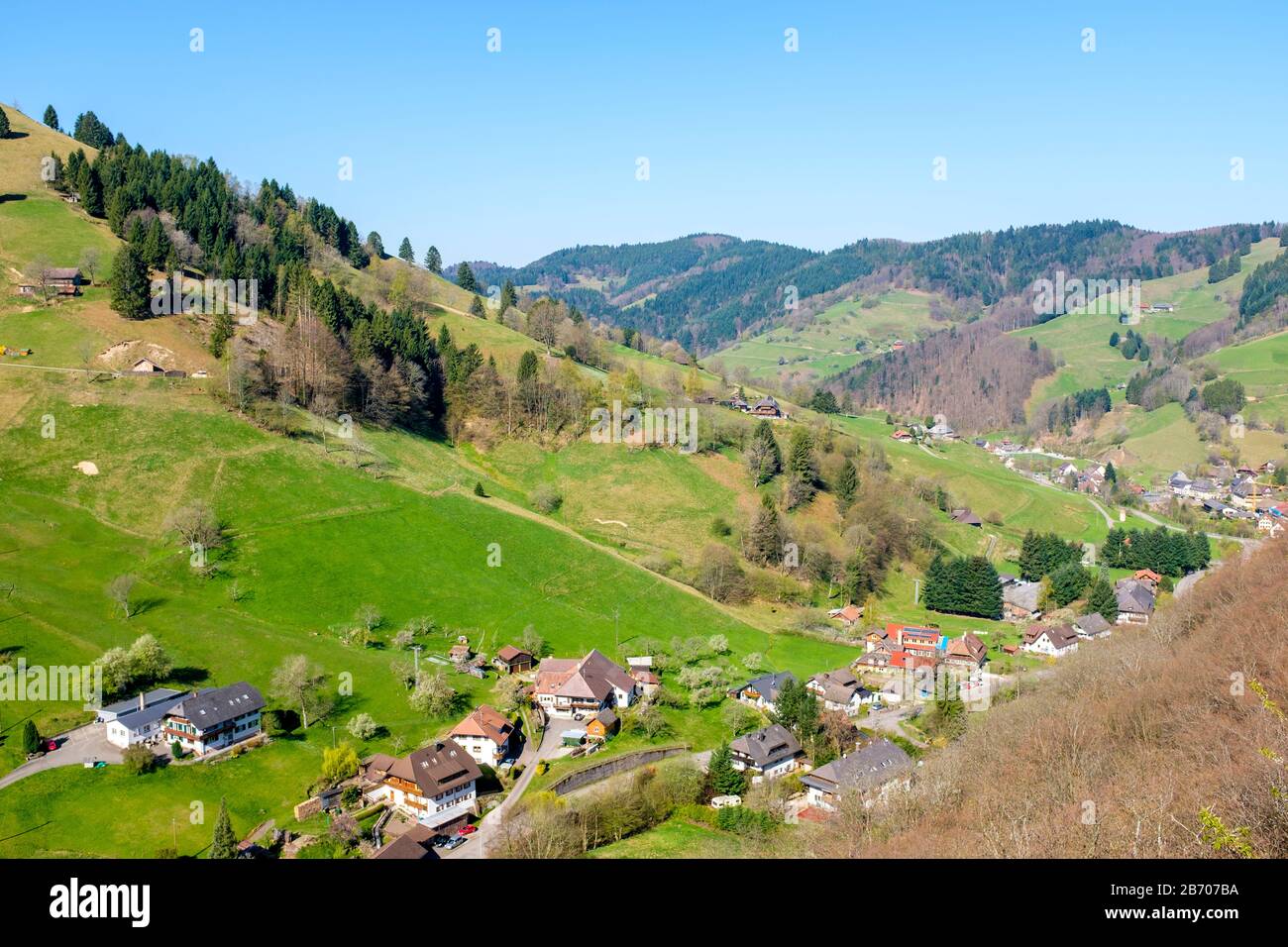 Paysage de montagne dans la haute vallée de Münster au début du printemps, Breisgau-Hochschwarzwald, Bade-Wurtemberg, Allemagne. Banque D'Images