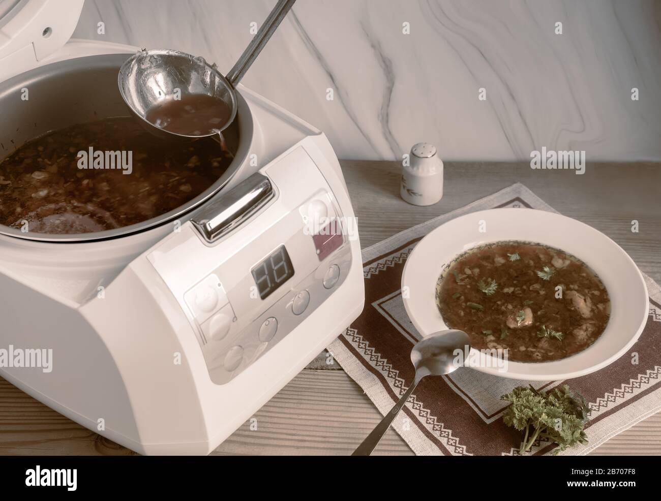 Le délicieux borscht ukrainien est cuit dans une cuisinière lente Banque D'Images