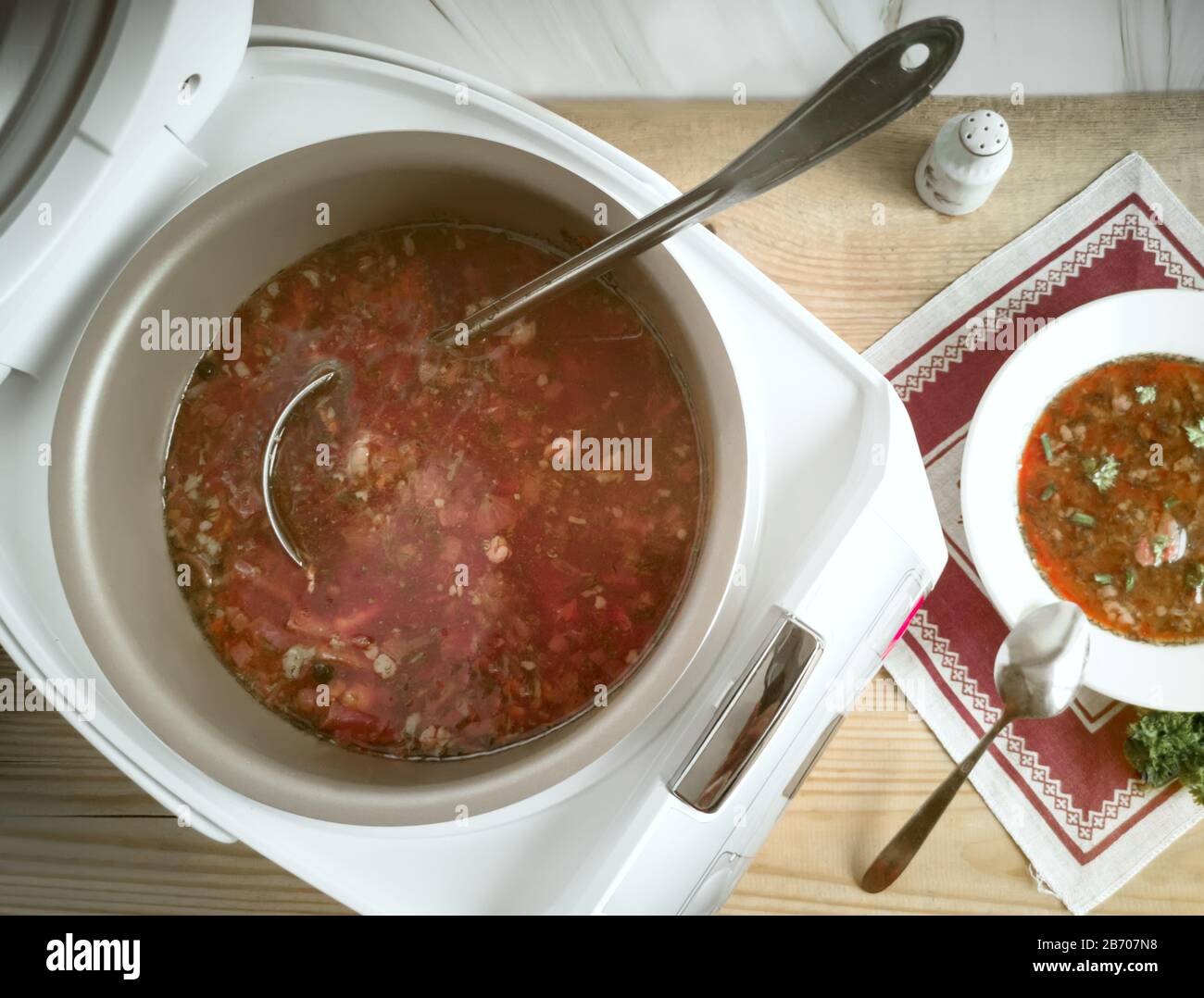 Le délicieux borscht ukrainien est cuit dans une cuisinière lente Banque D'Images