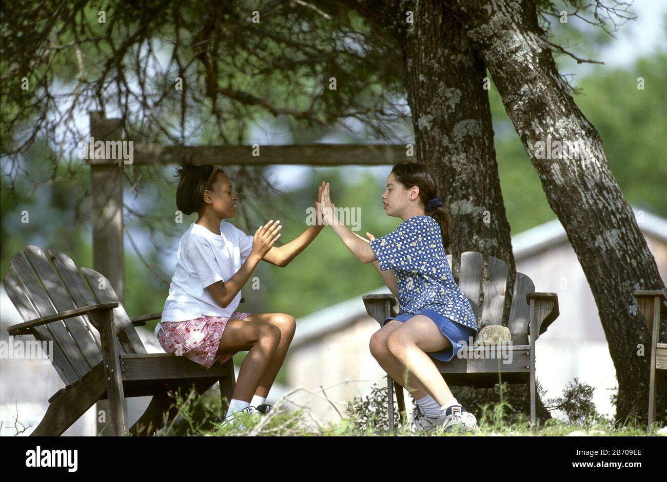 Les filles de cinquième année jouent ensemble au jeu de clapping au camp d'éducation de plein air. M. ©Bob Daemmrich Banque D'Images