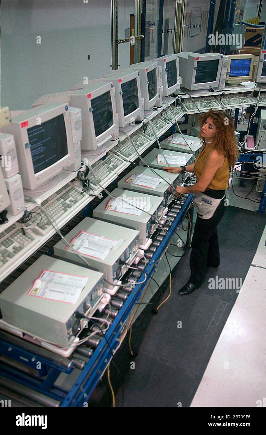 Austin, Texas, États-Unis, juillet 13 2000 : un employé de Dell Computer assemble et teste des composants informatiques en usine. ©Bob Daemmrich Banque D'Images
