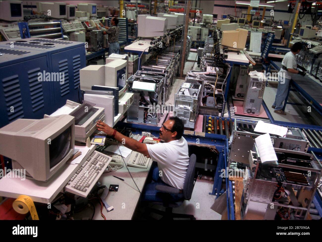 Austin, Texas, États-Unis, juillet 13 2000 : les employés de Dell Computer assemblent et testent des composants informatiques en usine. ©Bob Daemmrich Banque D'Images