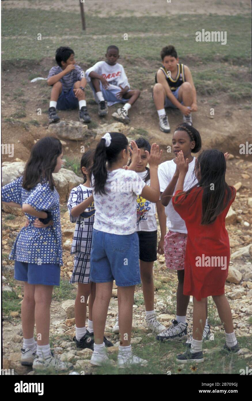 Bandera, Texas États-Unis: Au camp d'éducation en plein air, les filles de cinquième année excluent les garçons pendant le temps libre. M. ©Bob Daemmrich Banque D'Images