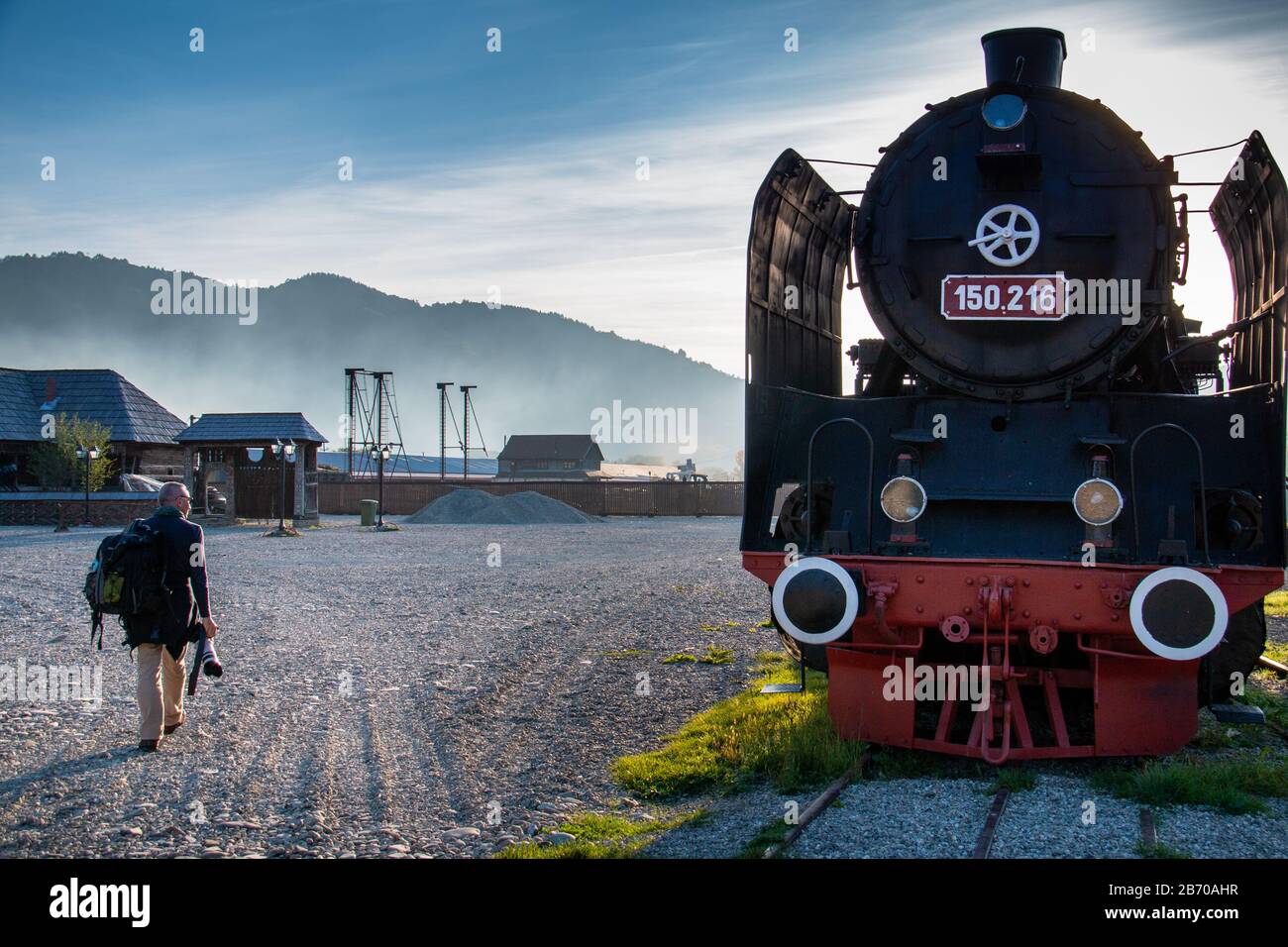 VISEUS DE SUS, ROUMANIE - 10 OCTOBRE 2014: Mocanita, une locomotive à vapeur alimentée par un feu de bois, a Viseu de Sus comme point de départ et fonctionne pour abo Banque D'Images