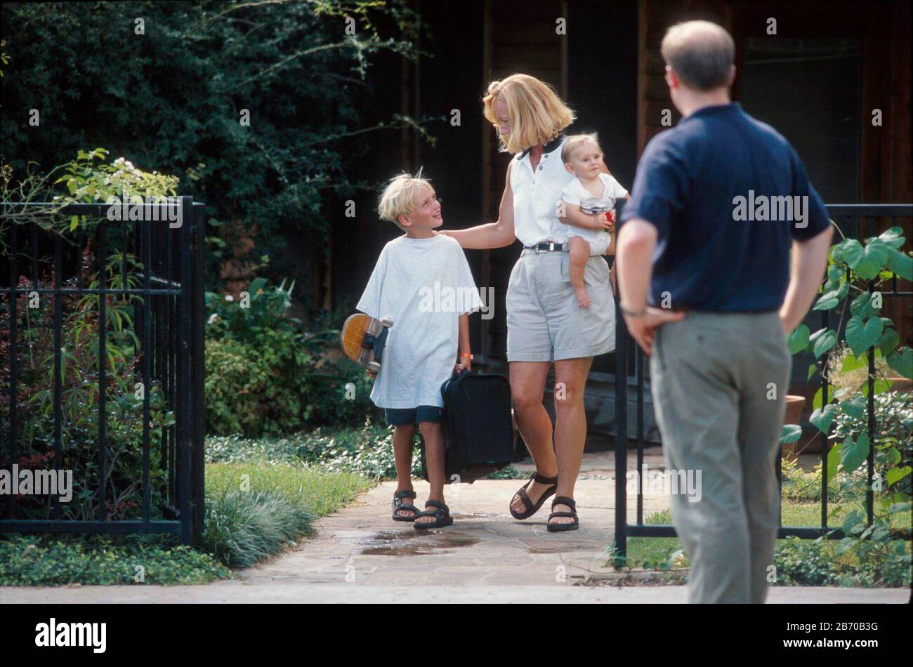 Austin Texas USA, 1997: Papa non gardien prend l'enfant de maman pour une visite de week-end. M. ©Bob Daemmrich Banque D'Images