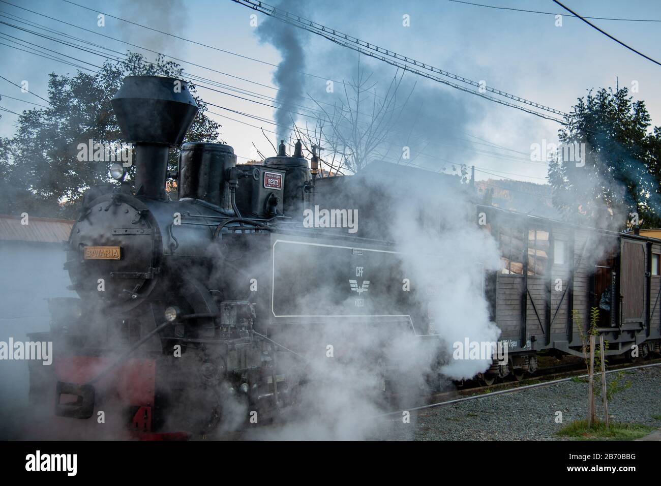 VISEUS DE SUS, ROUMANIE - 10 OCTOBRE 2014: Mocanita, une locomotive à vapeur alimentée par un feu de bois, a Viseu de Sus comme point de départ et fonctionne pour abo Banque D'Images