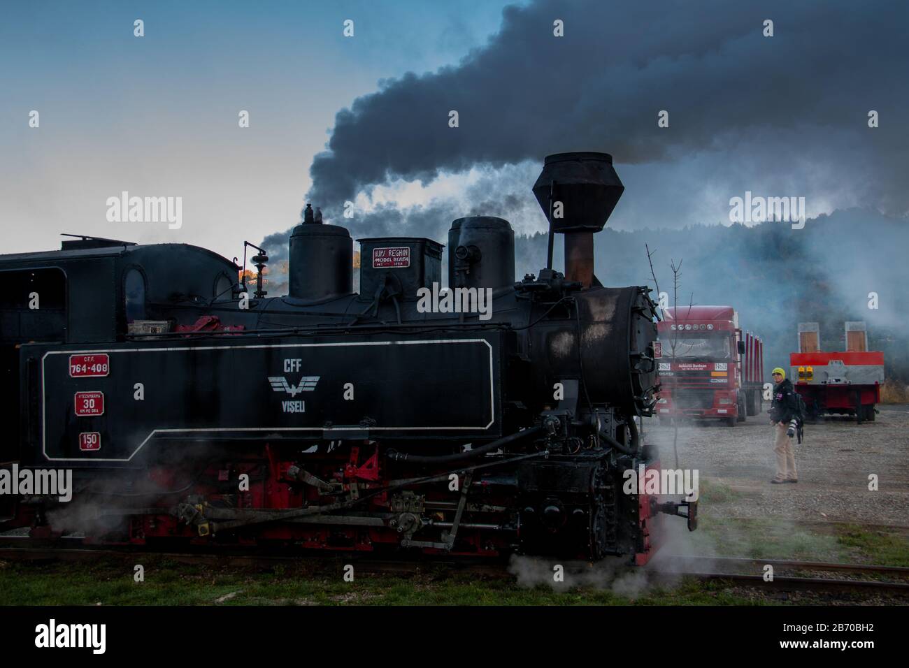 VISEUS DE SUS, ROUMANIE - 10 OCTOBRE 2014: Mocanita, une locomotive à vapeur alimentée par un feu de bois, a Viseu de Sus comme point de départ et fonctionne pour abo Banque D'Images