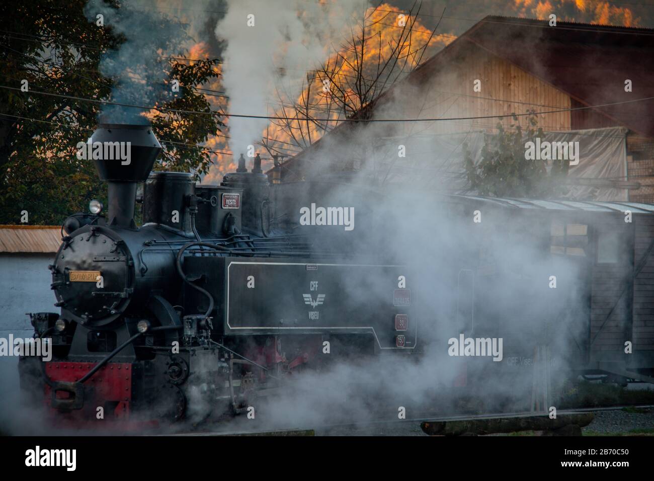 VISEUS DE SUS, ROUMANIE - 10 OCTOBRE 2014: Mocanita, une locomotive à vapeur alimentée par un feu de bois, a Viseu de Sus comme point de départ et fonctionne pour abo Banque D'Images