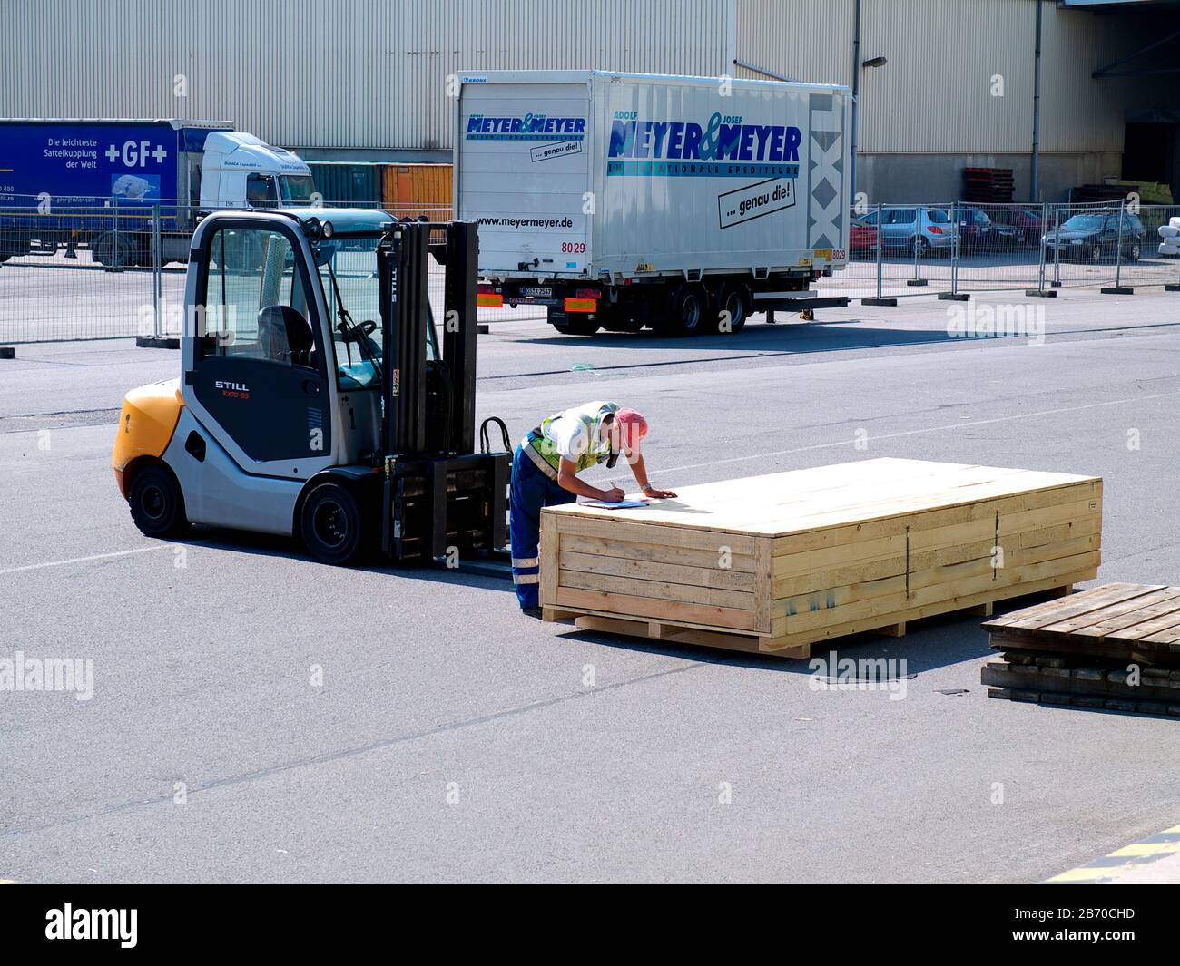 Expédition d'une caisse de fret au terminal de conteneurs CTT Tollerort et au centre de conditionnement de conteneurs DCP du port de Hambourg, Allemagne. Banque D'Images