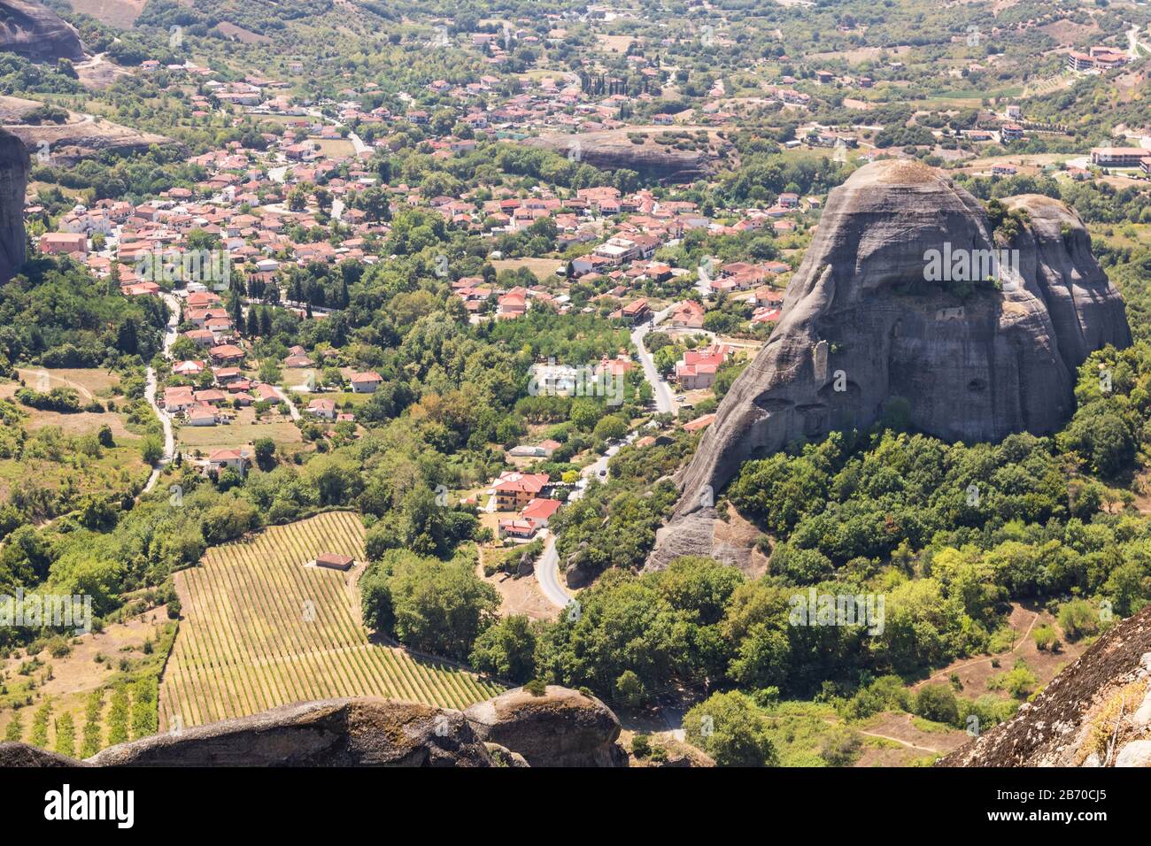 Les Météores - plus grands et plus célèbres complexes construits de monastères orthodoxes de l'est. Drapeau grec. Banque D'Images