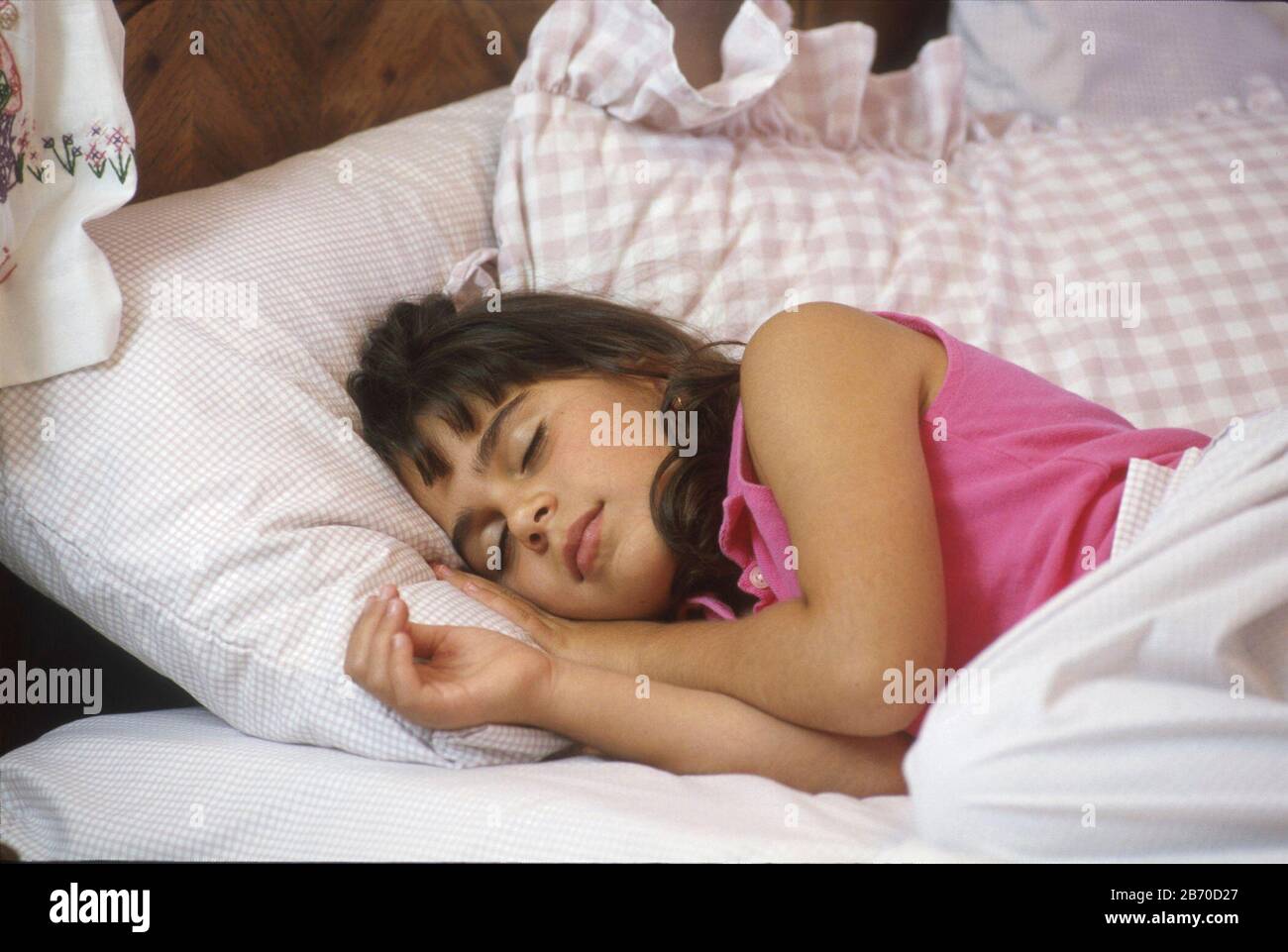 Austin, Texas USA, 1997: Fille panaméenne-américaine de huit ans au lit à la maison dormant. M. ©Bob Daemmrich Banque D'Images