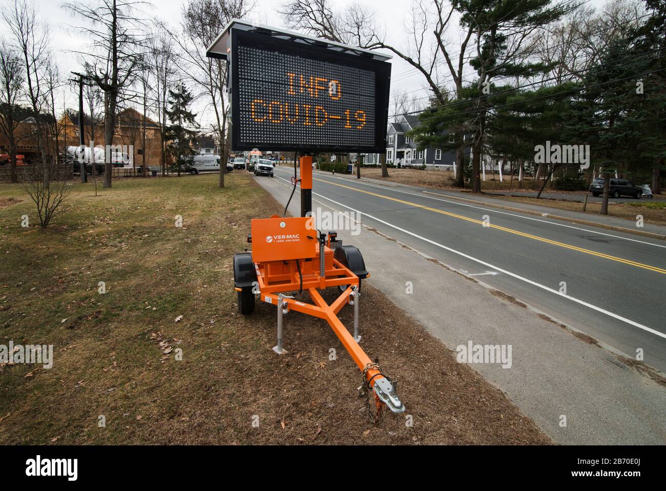 Panneau coronavirus, Lexington, Massachusetts, États-Unis – 12 mars 2020: Panneau sur Bedford Street à l'entrée de Lexington, Massachusetts. Au 12 mars 2020, un petit nombre de résidents de Lexington sont soupçonnés d'avoir le virus COVID-19. Toutes les écoles publiques ont été fermées jusqu'au 27 mars au moins, ce qui touche 7 000 élèves. Lexington, une population d'environ 33 000 habitants, est une ville située à moins de 11 kilomètres au nord-ouest de Boston, ma, et est connue comme l'endroit où a été tiré le premier coup de feu de la guerre révolutionnaire américaine. Crédit: Chuck Nacke/Alay Live News Banque D'Images