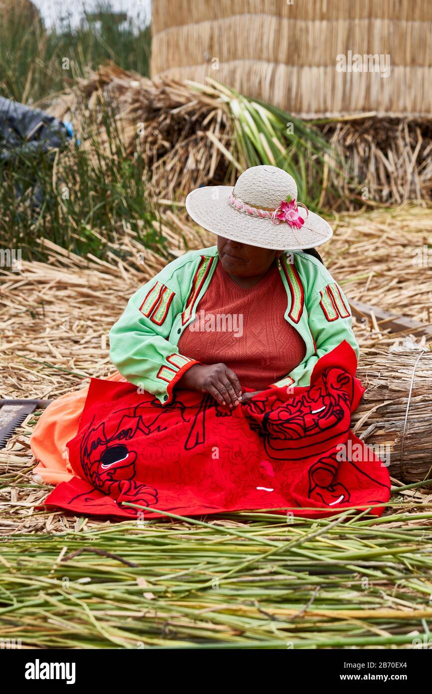 Couture de Dame sur l'île flottante d'Uros sur Lago Titicaca Pérou Banque D'Images