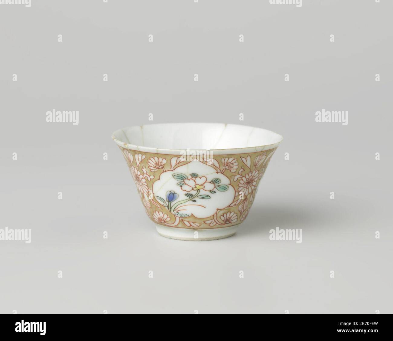 Kop a rencontré een dame met bloémenmand en bloeiende planten en cartages Kop van porselein met spireidde baguette, beschilderd op het glacuur en blauw, rood, roze, groen, zwart en goud. Een medaillon a rencontré een dame in een landschap a rencontré een bloemenmand afgebeeld; om het medaillon uitgespaarde bloemranken en drie cartridges a rencontré bloeiende planten (o.a. lotus) dans een gouden grond. Kop est gebreken geweest. Rose de famille. Fabricant : pottenbakker: AnoniemPlaats fabrication: Chine Dating: CA. 1725 - ca. 1749School / stijl: Qing-dynastie (1644-1912) / Yongzheng-periode (1723-1735) / Qianlong-periode (1736-179 Banque D'Images