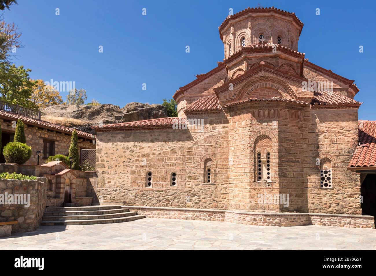 Les Météores - plus grands et plus célèbres complexes construits de monastères orthodoxes de l'est. Drapeau grec. Banque D'Images